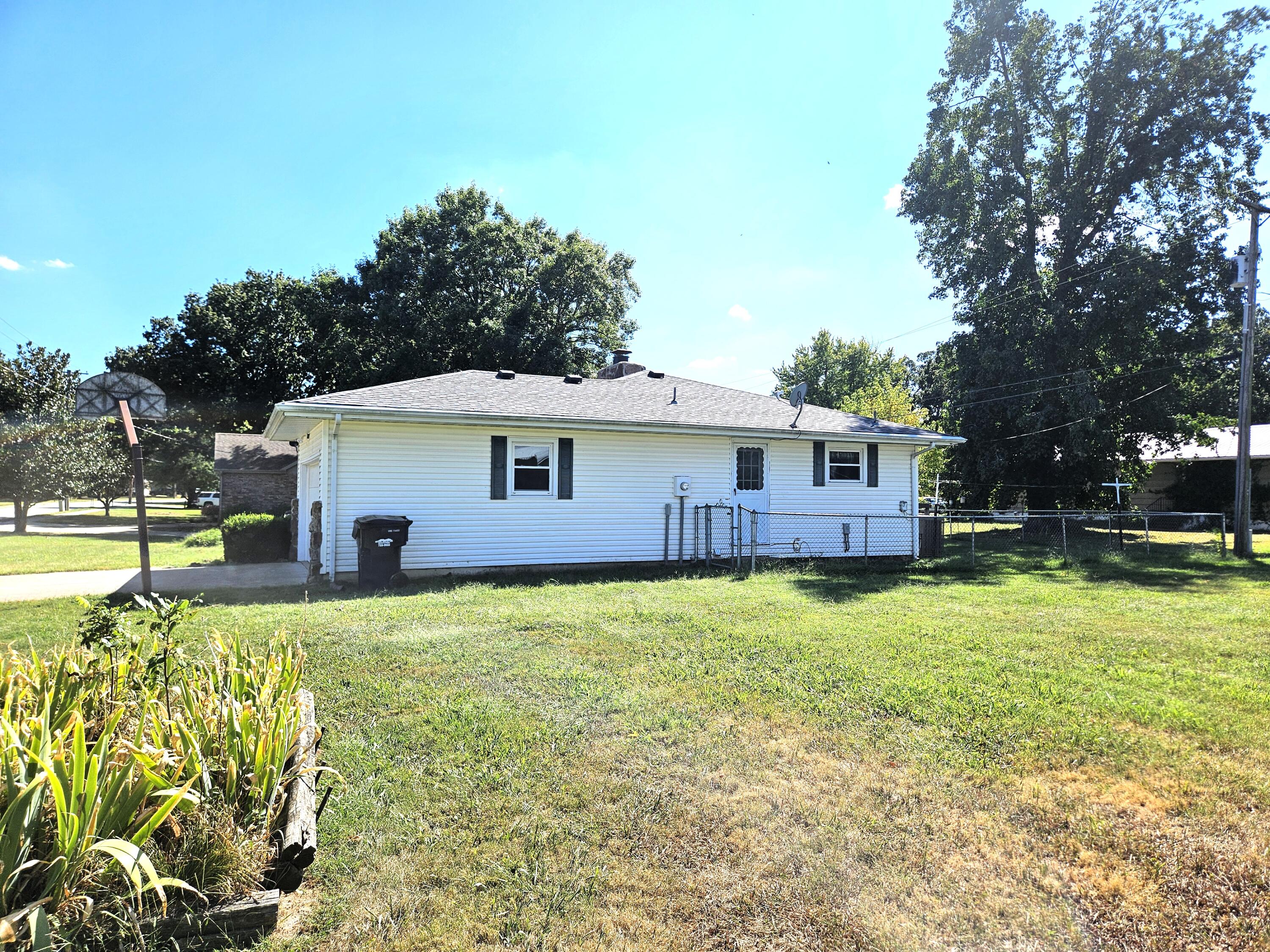 713 South Locust Street Property Photo 13