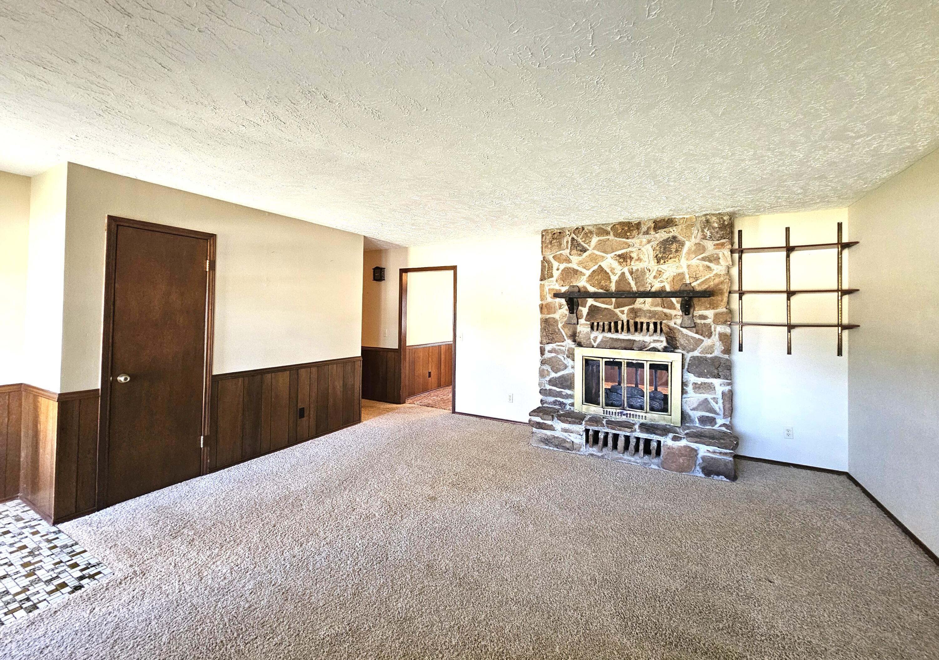 713 South Locust Street Property Photo 17