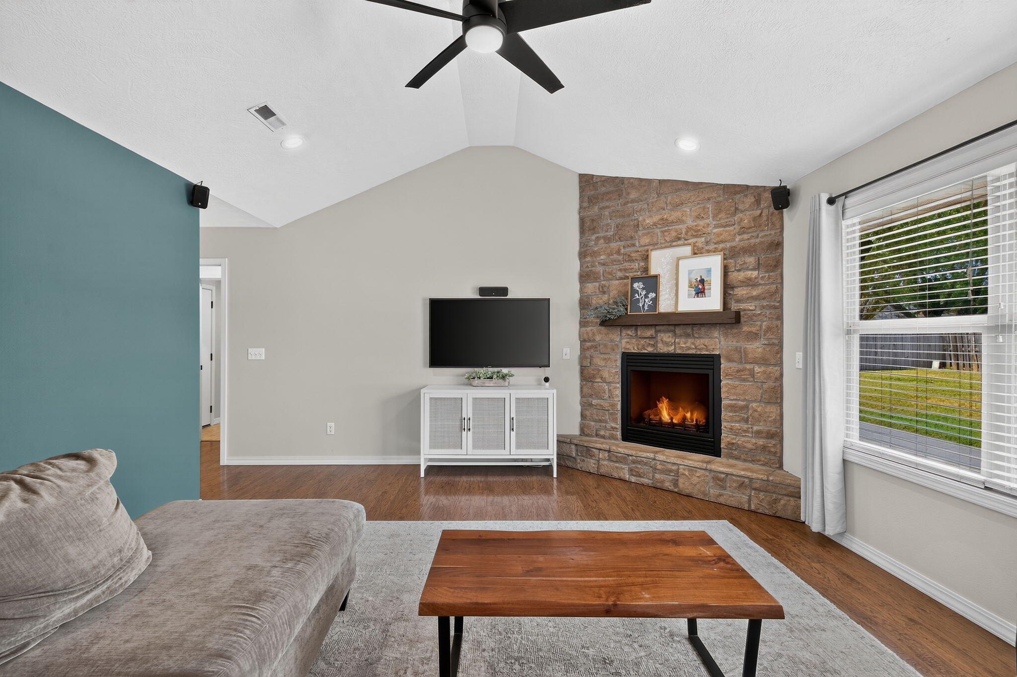 1103 East Cobblestone Drive Property Photo 7
