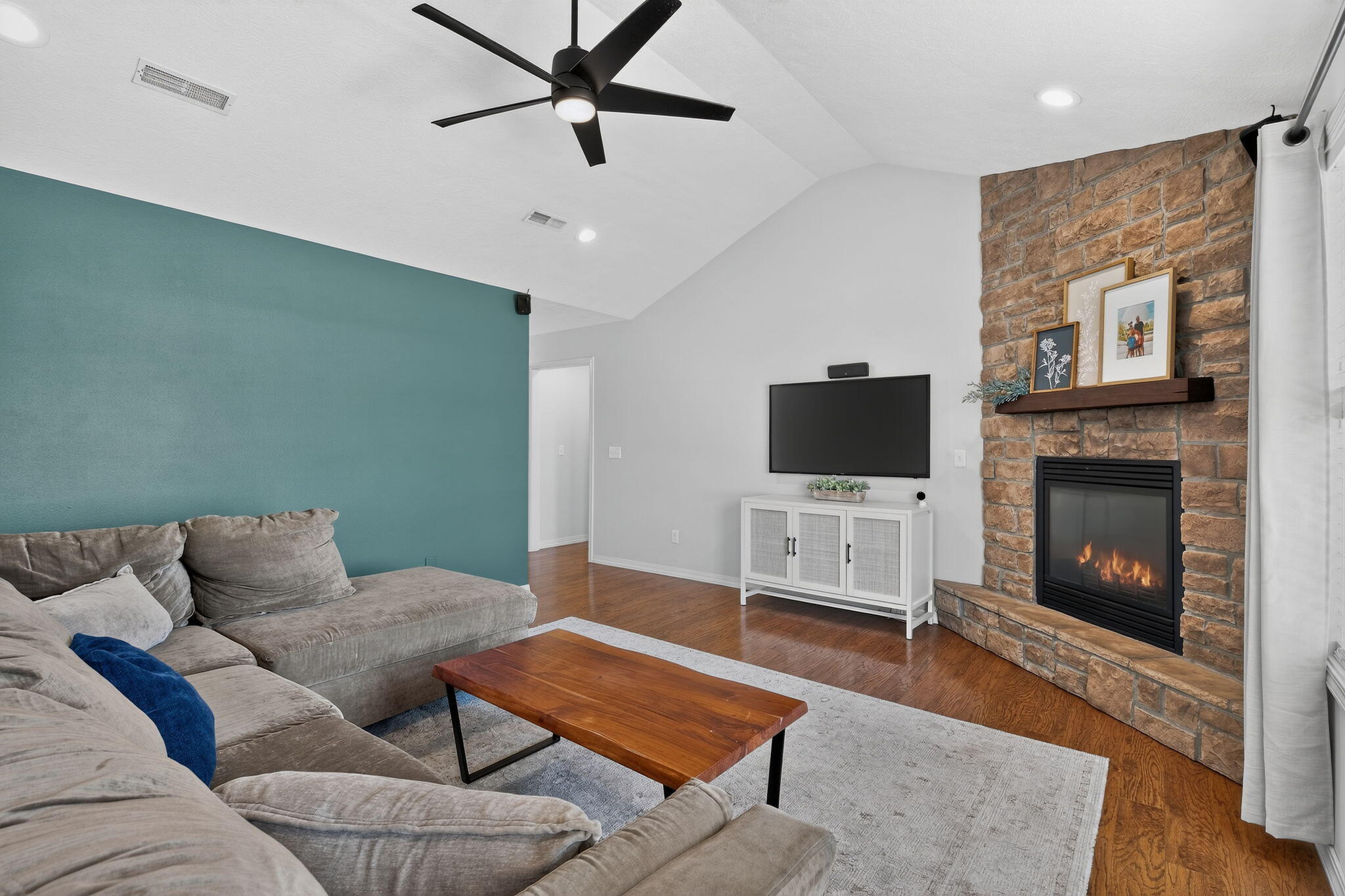 1103 East Cobblestone Drive Property Photo 8