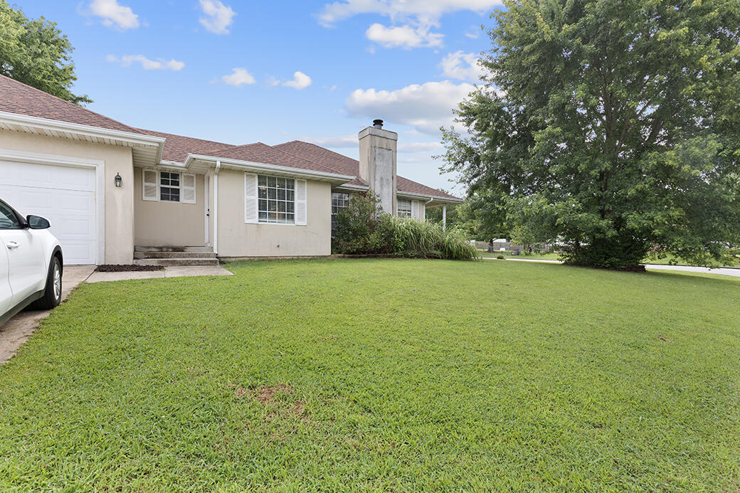 705 South Whippoorwill Drive Property Photo 2