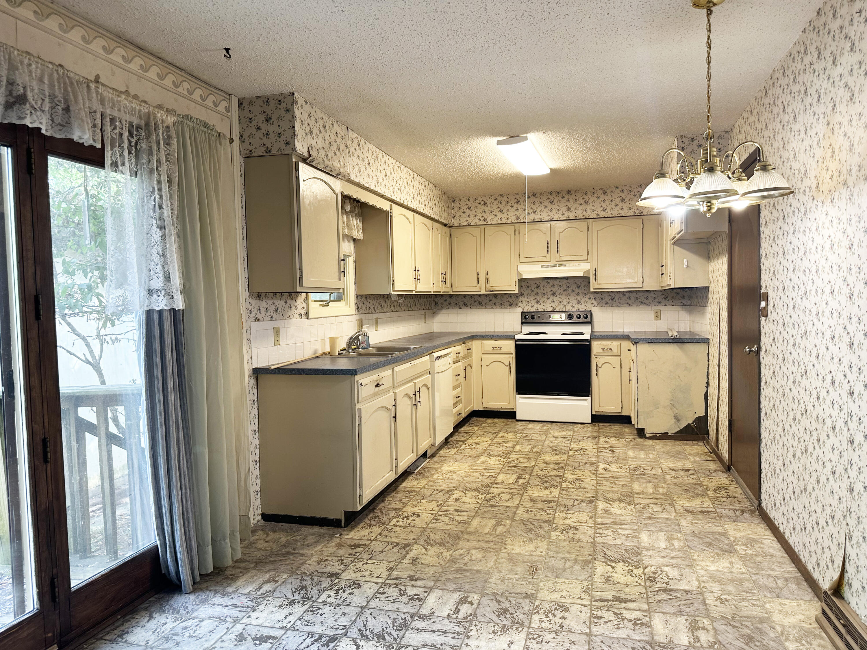 5758 South Kimbrough Avenue Property Photo 6