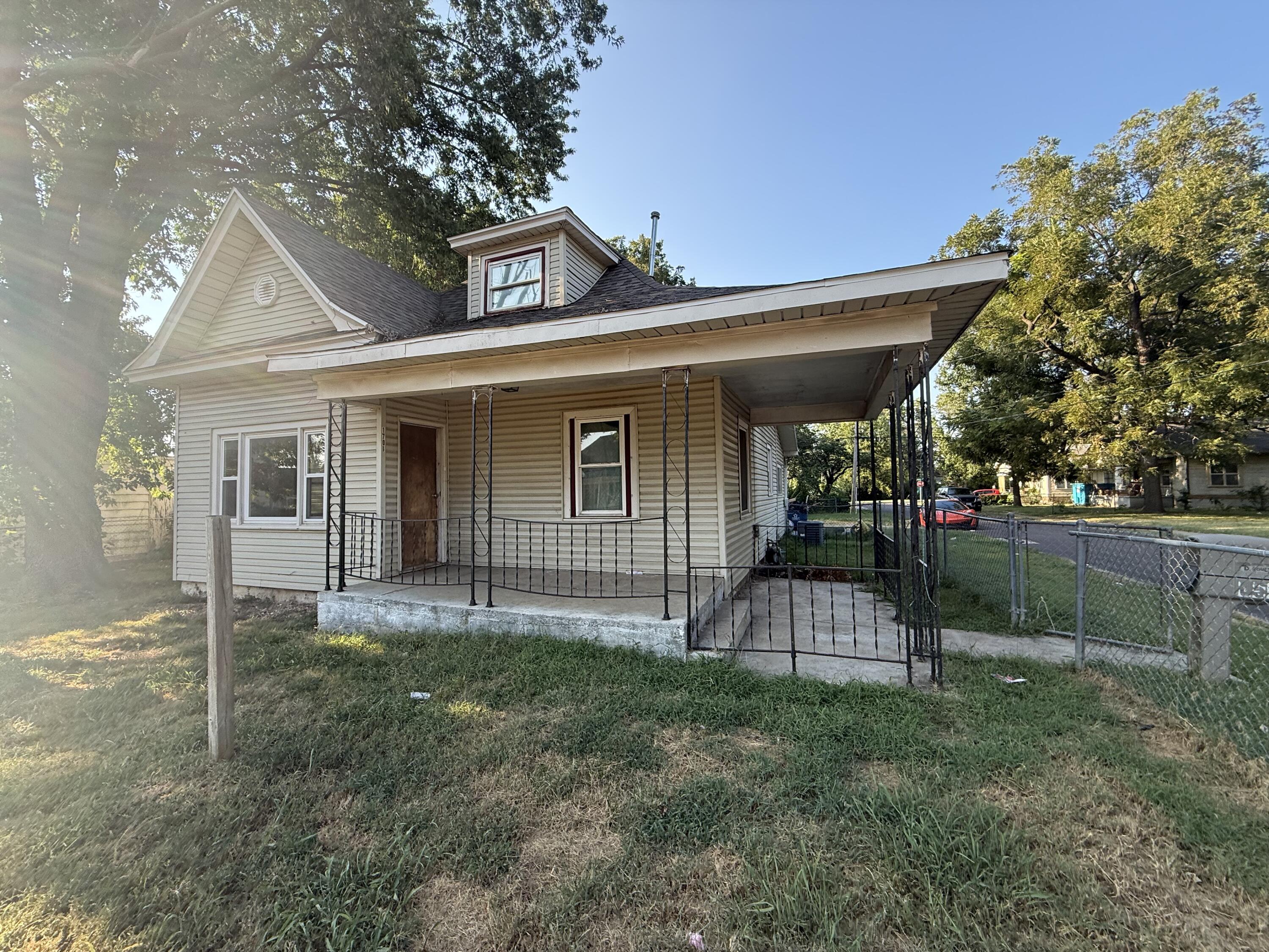 1701 West Chestnut Street Property Photo 5