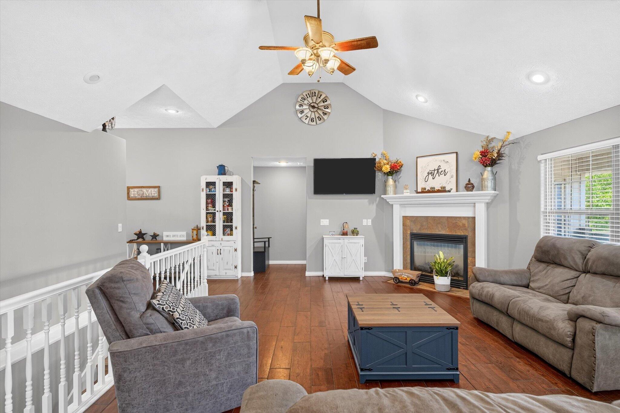 608 South Cully Avenue Property Photo 8