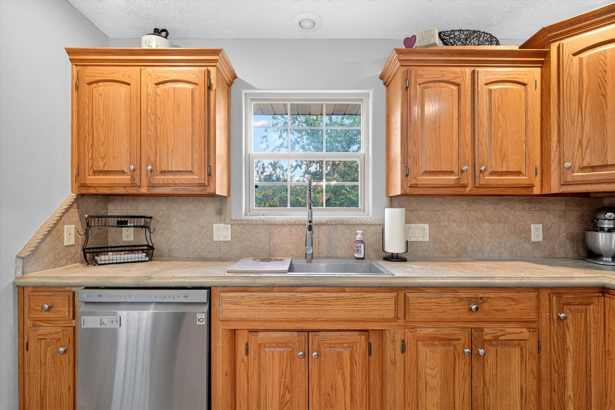 608 South Cully Avenue Property Photo 13