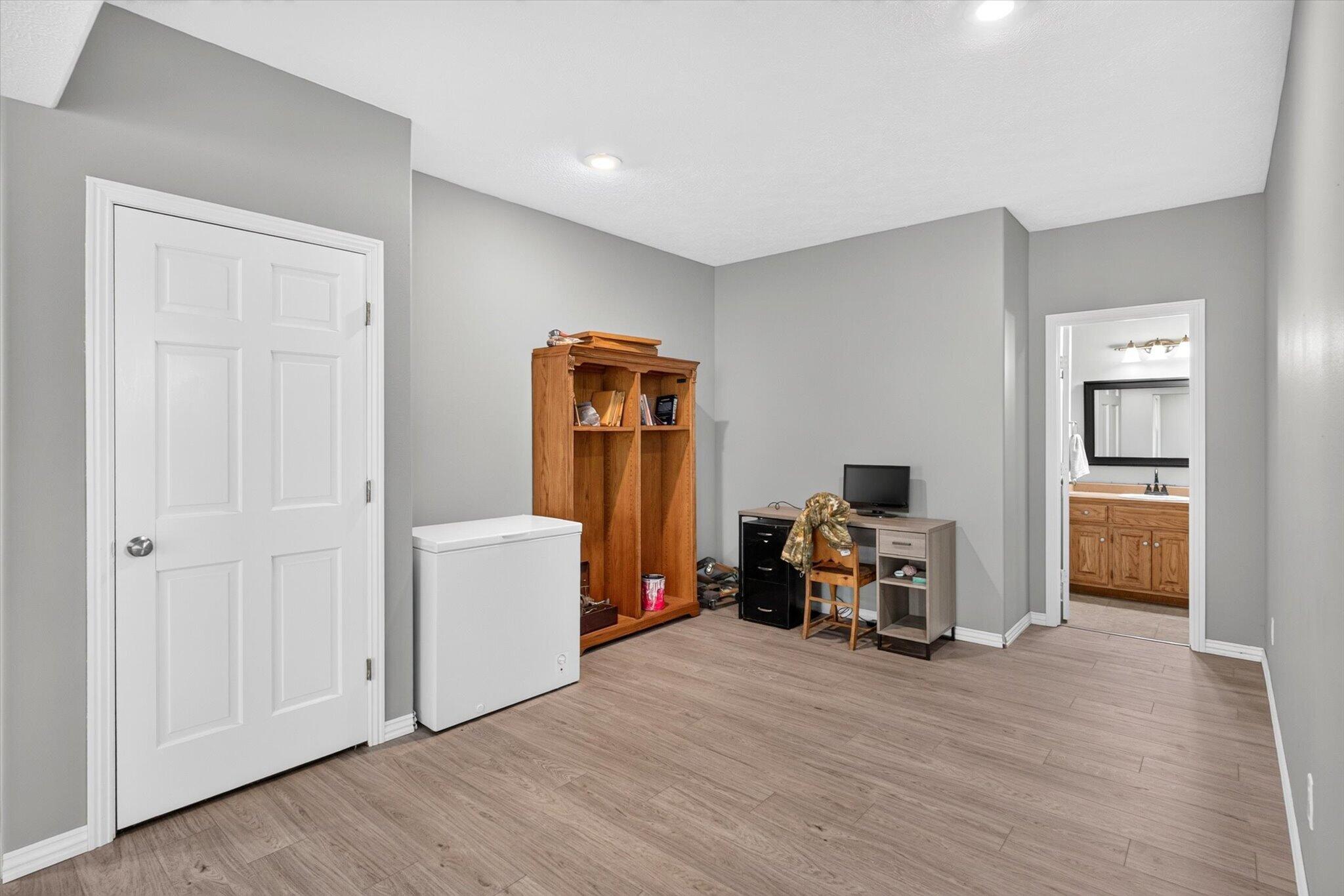 608 South Cully Avenue Property Photo 26