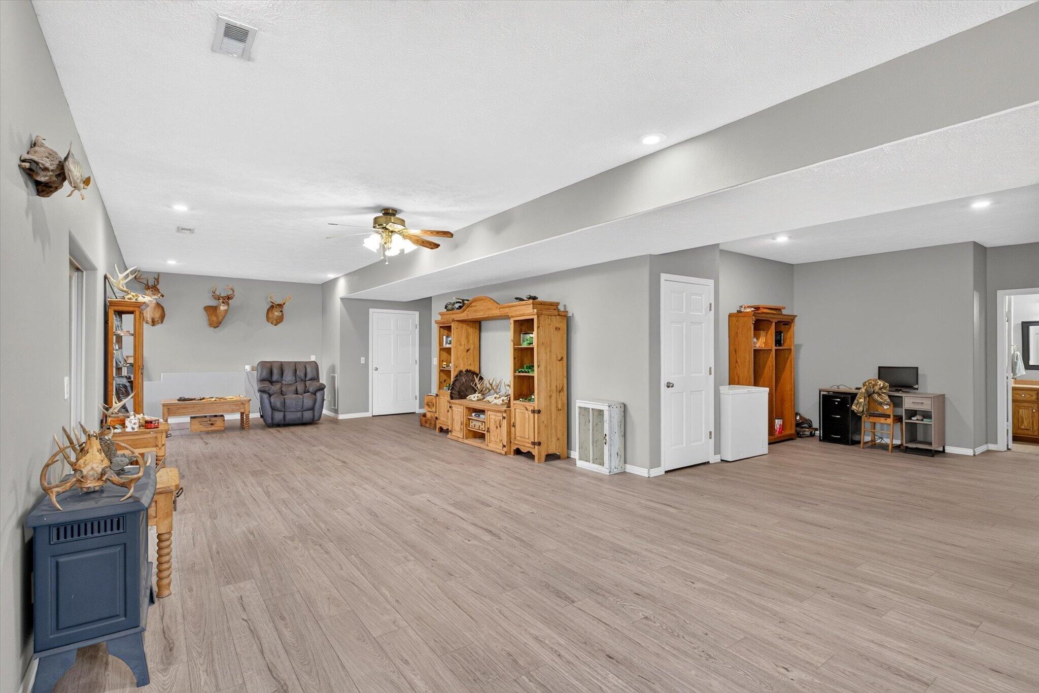 608 South Cully Avenue Property Photo 27