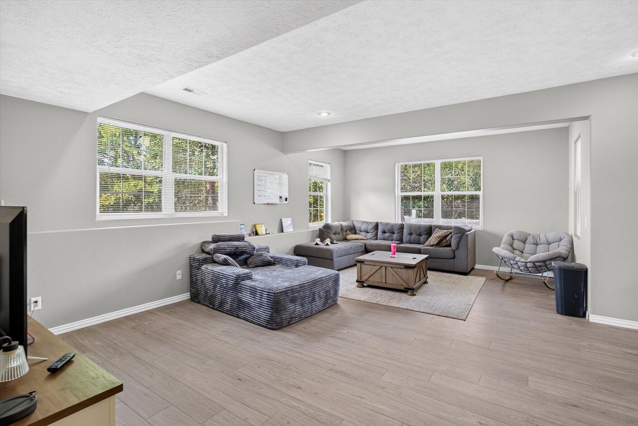 608 South Cully Avenue Property Photo 30