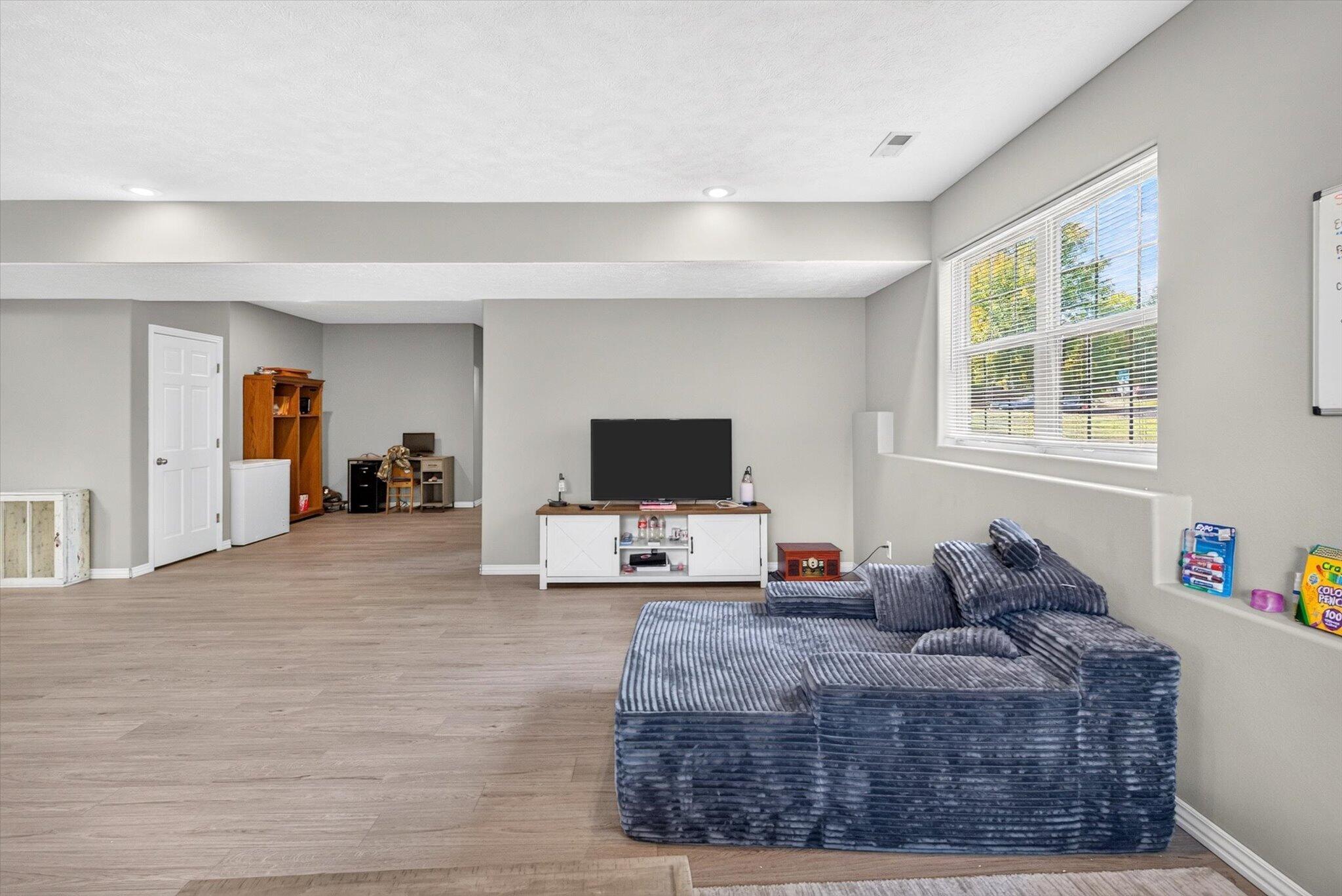 608 South Cully Avenue Property Photo 31