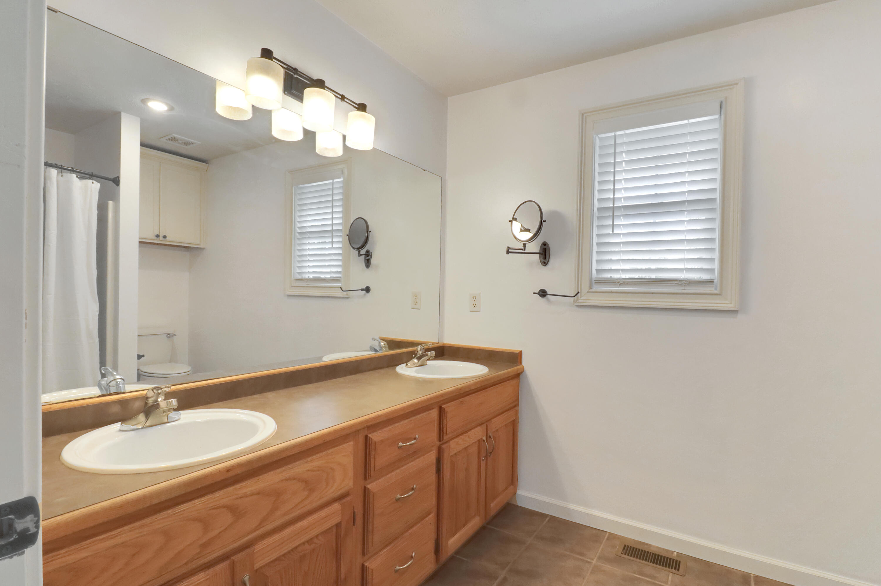 4833 North Kensington Drive Property Photo 17