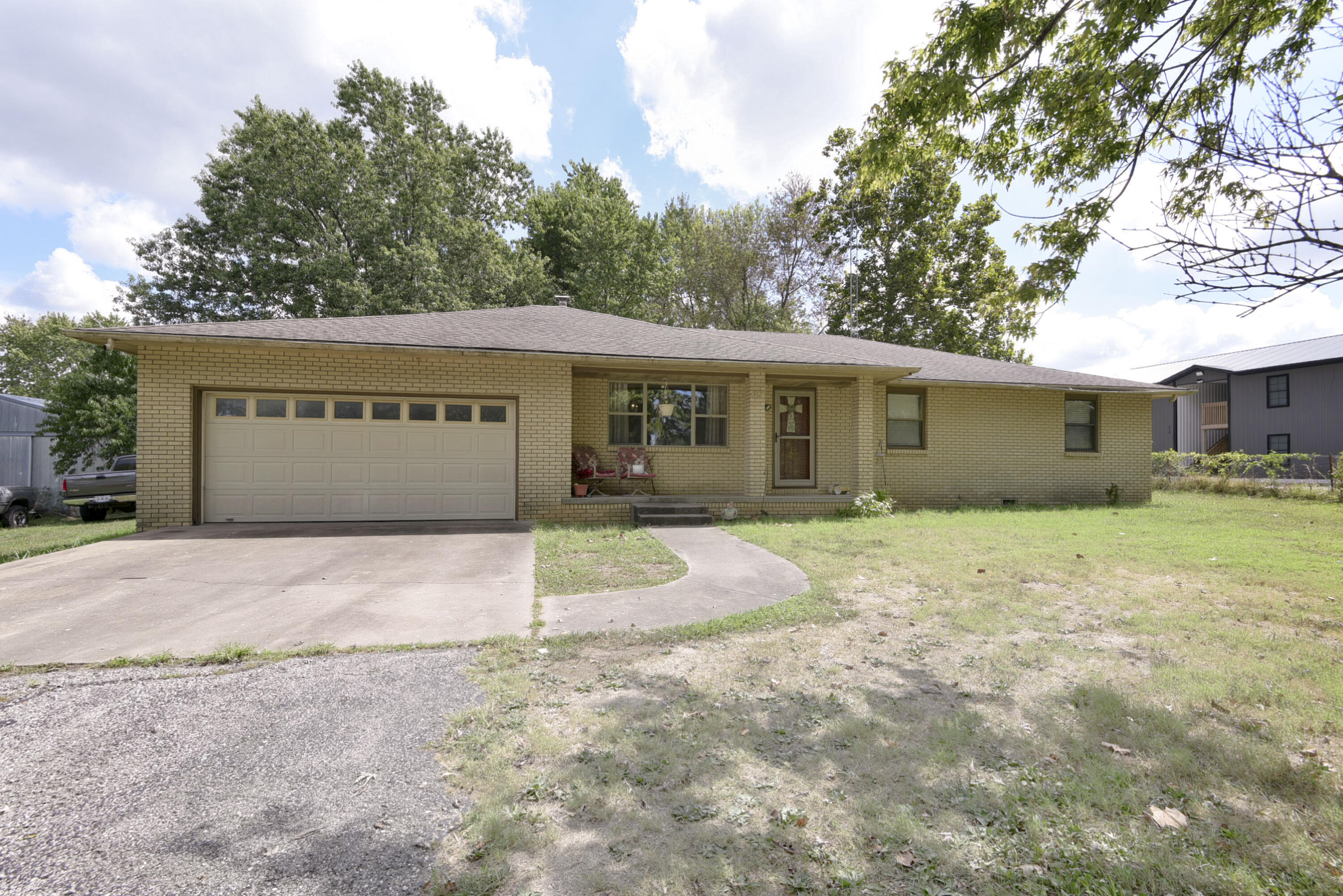 412 South Old Wire Road Property Photo 1