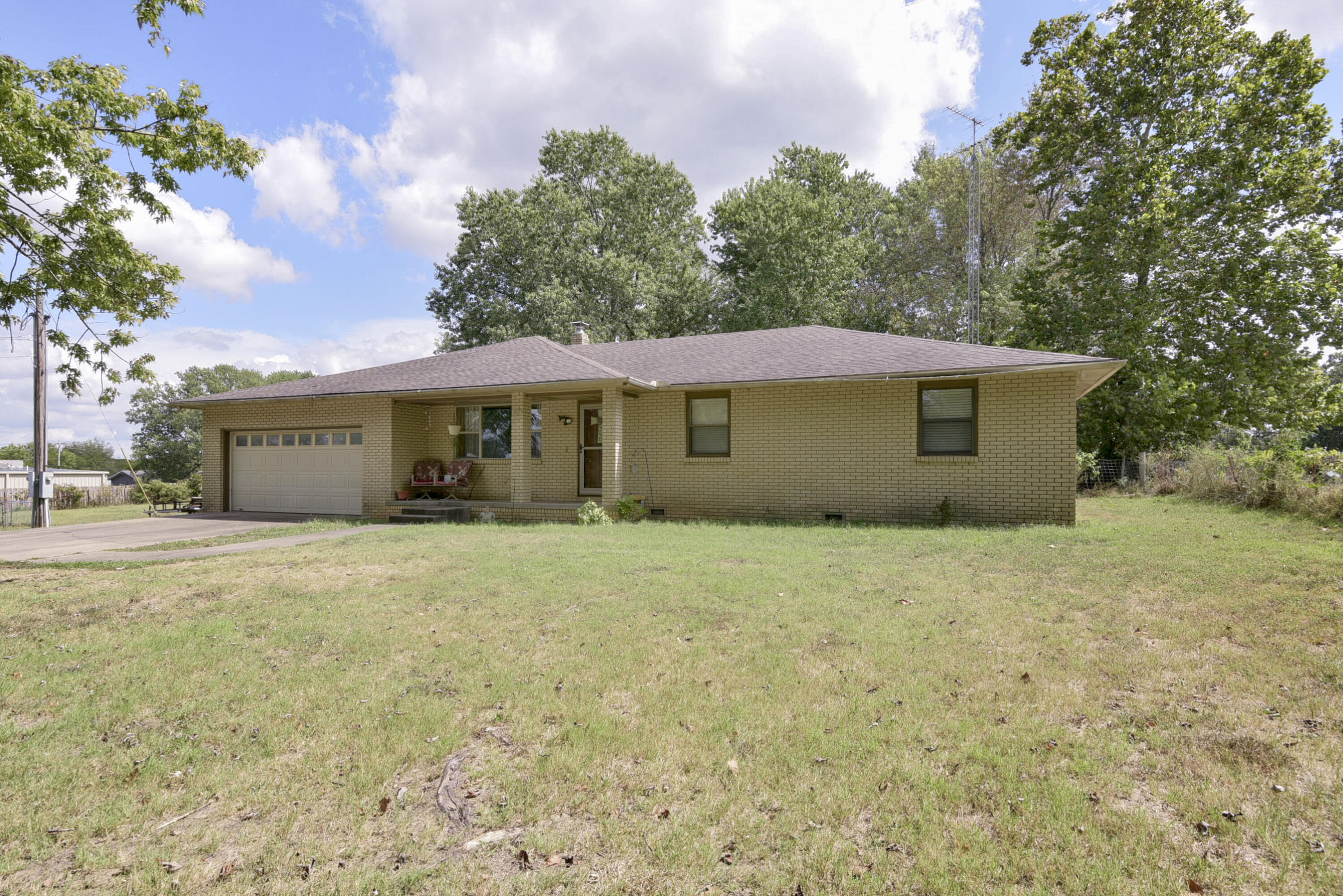 412 South Old Wire Road Property Photo 2
