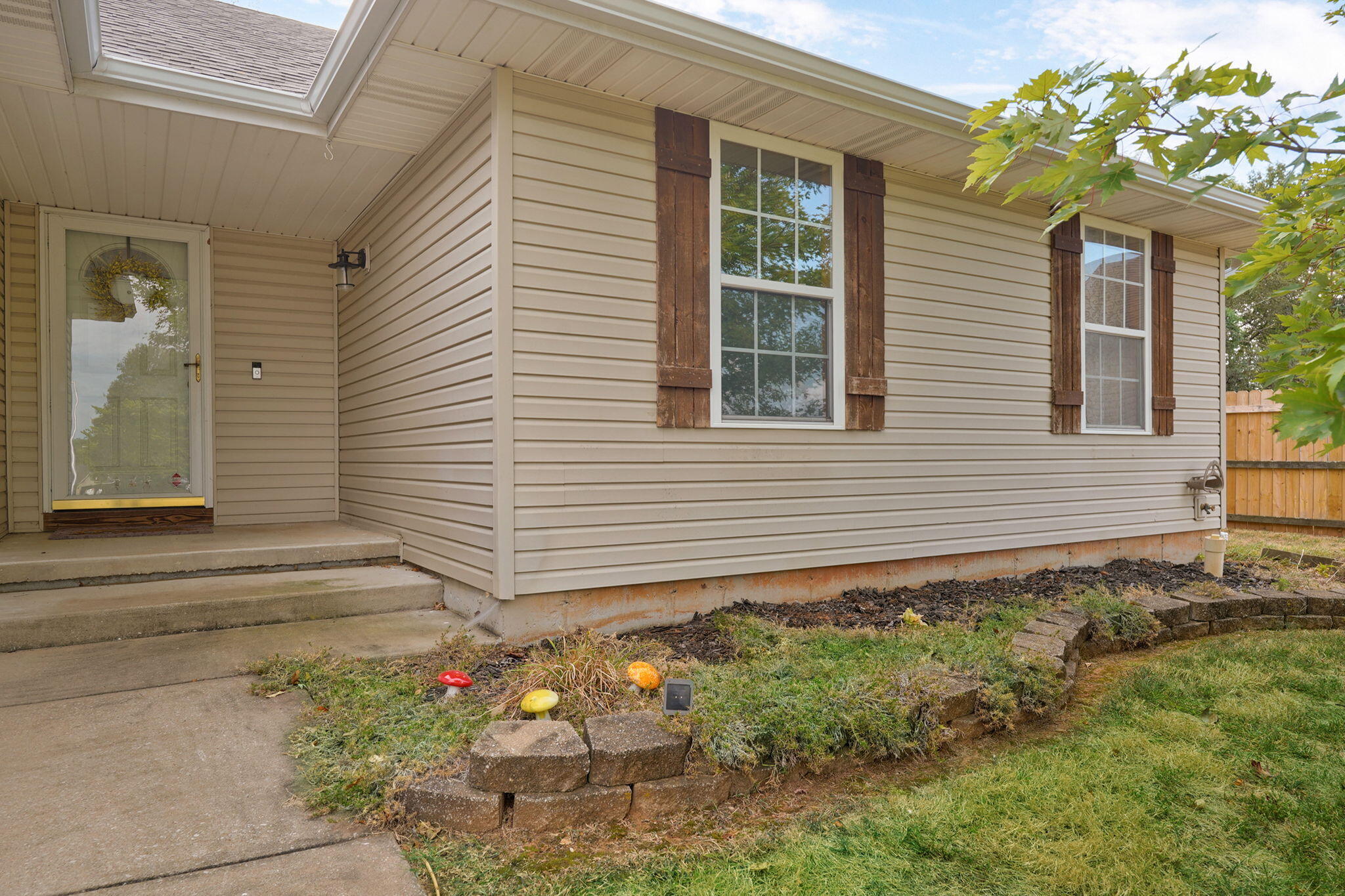 1560 South Timbercreek Avenue Property Photo 4