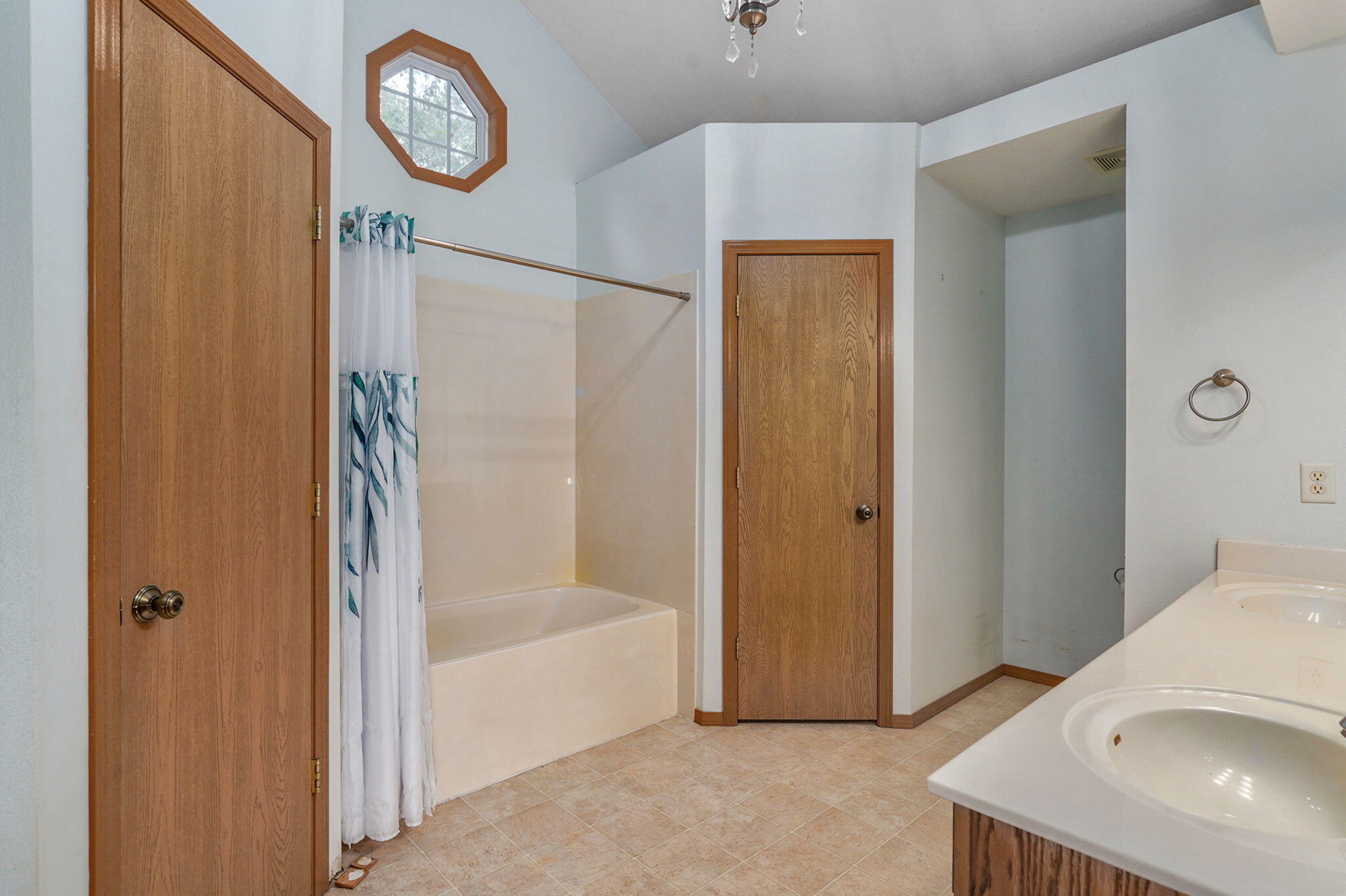 1560 South Timbercreek Avenue Property Photo 18