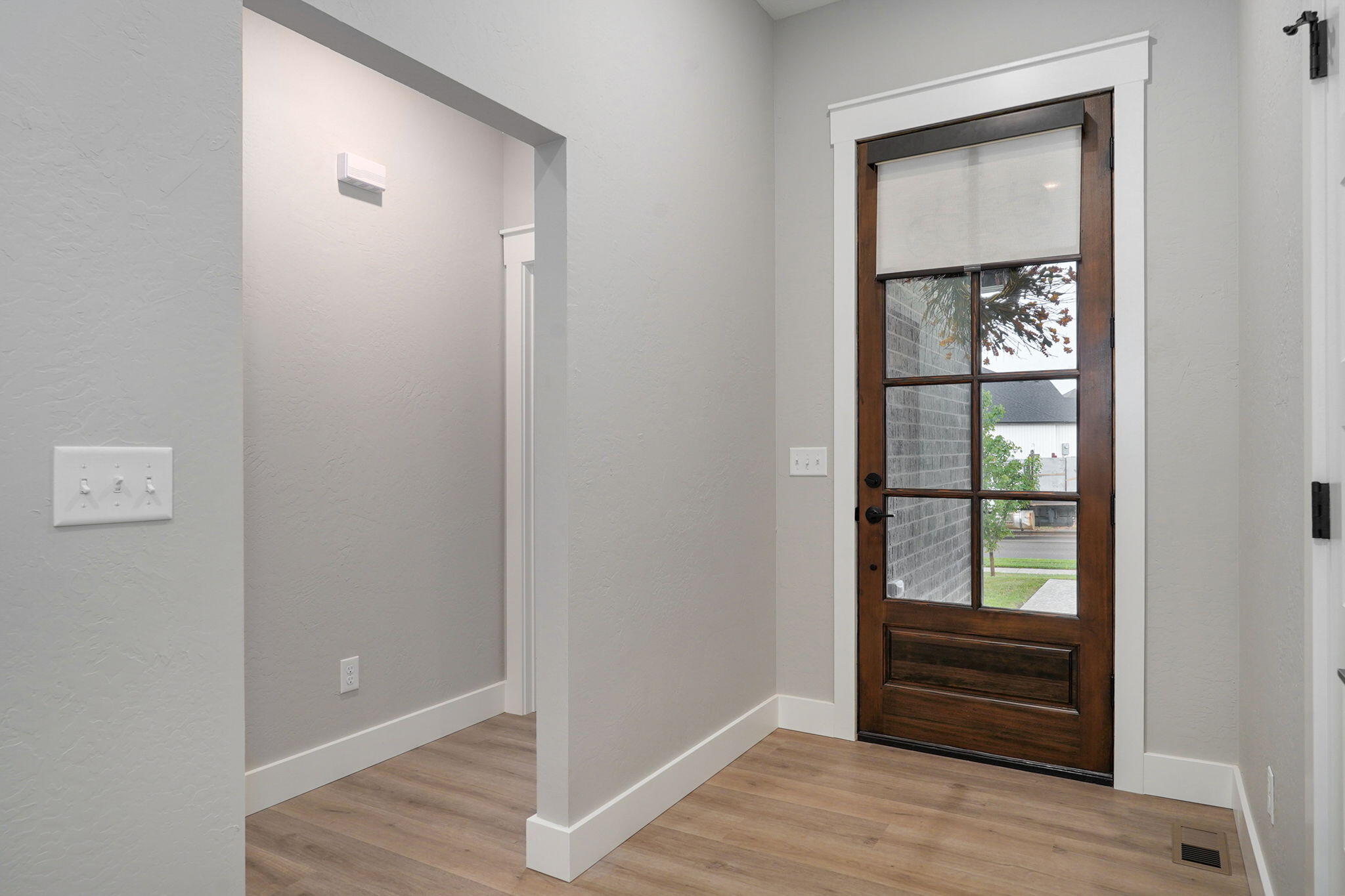 4898 South Sycamore Avenue Property Photo 6