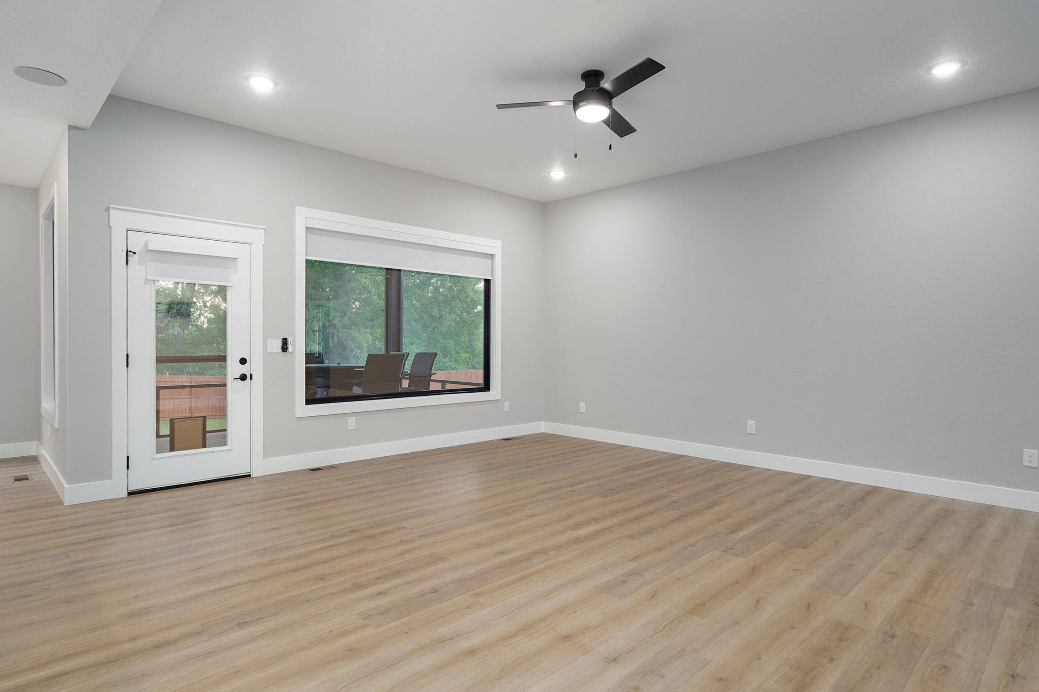4898 South Sycamore Avenue Property Photo 9