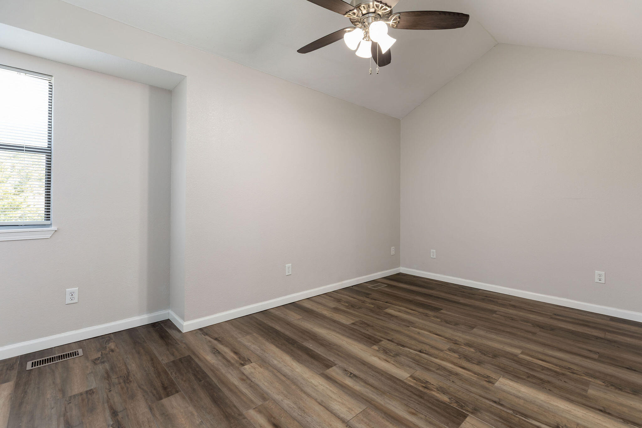 347 Hawthorne Street Property Photo 15