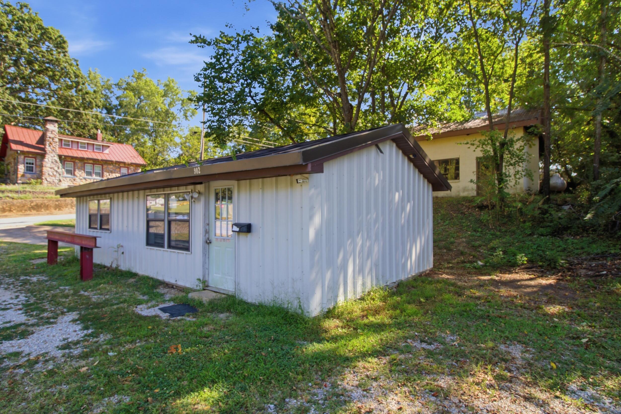 902 South Hill Street Property Photo 4