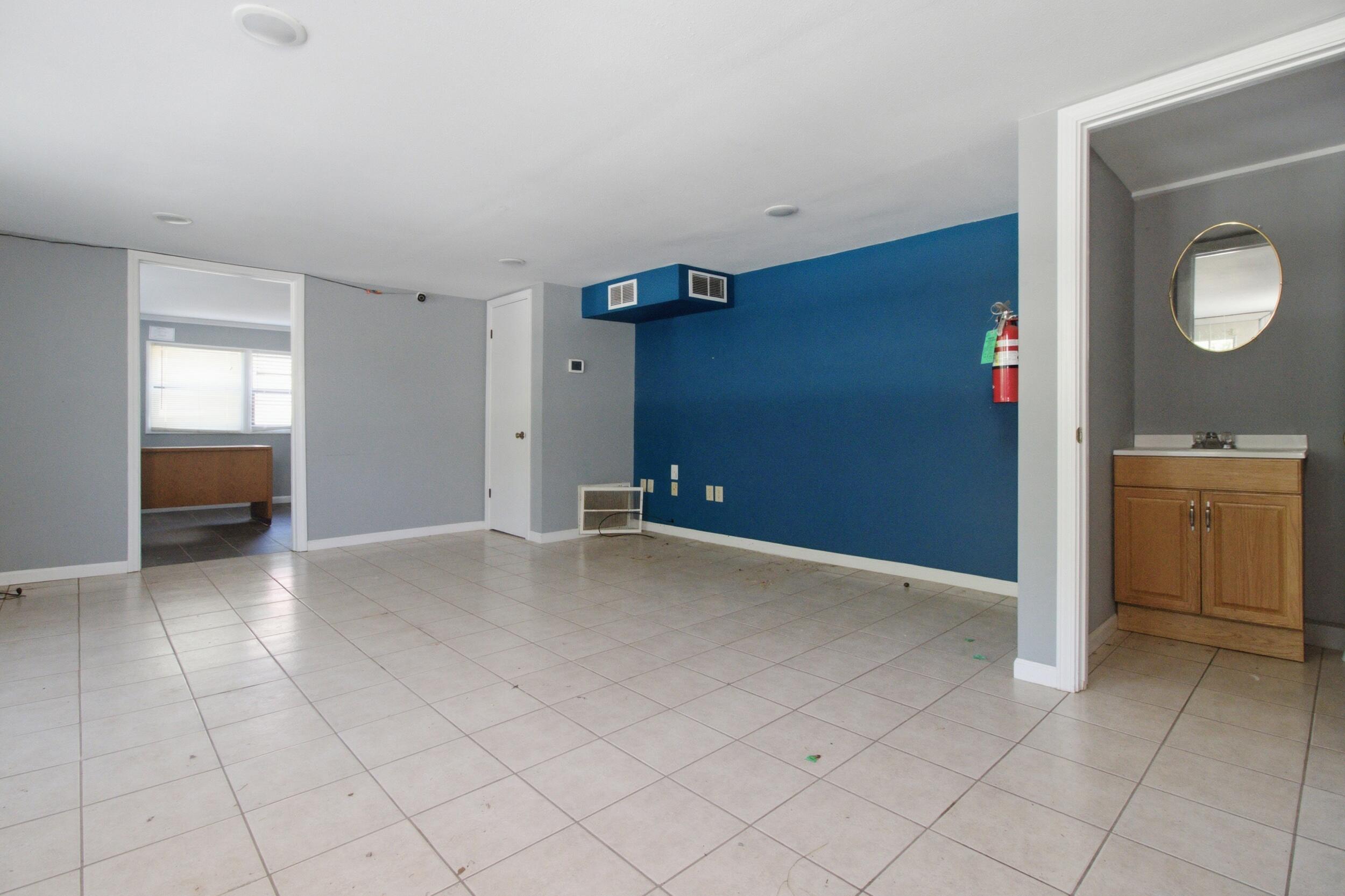 902 South Hill Street Property Photo 7