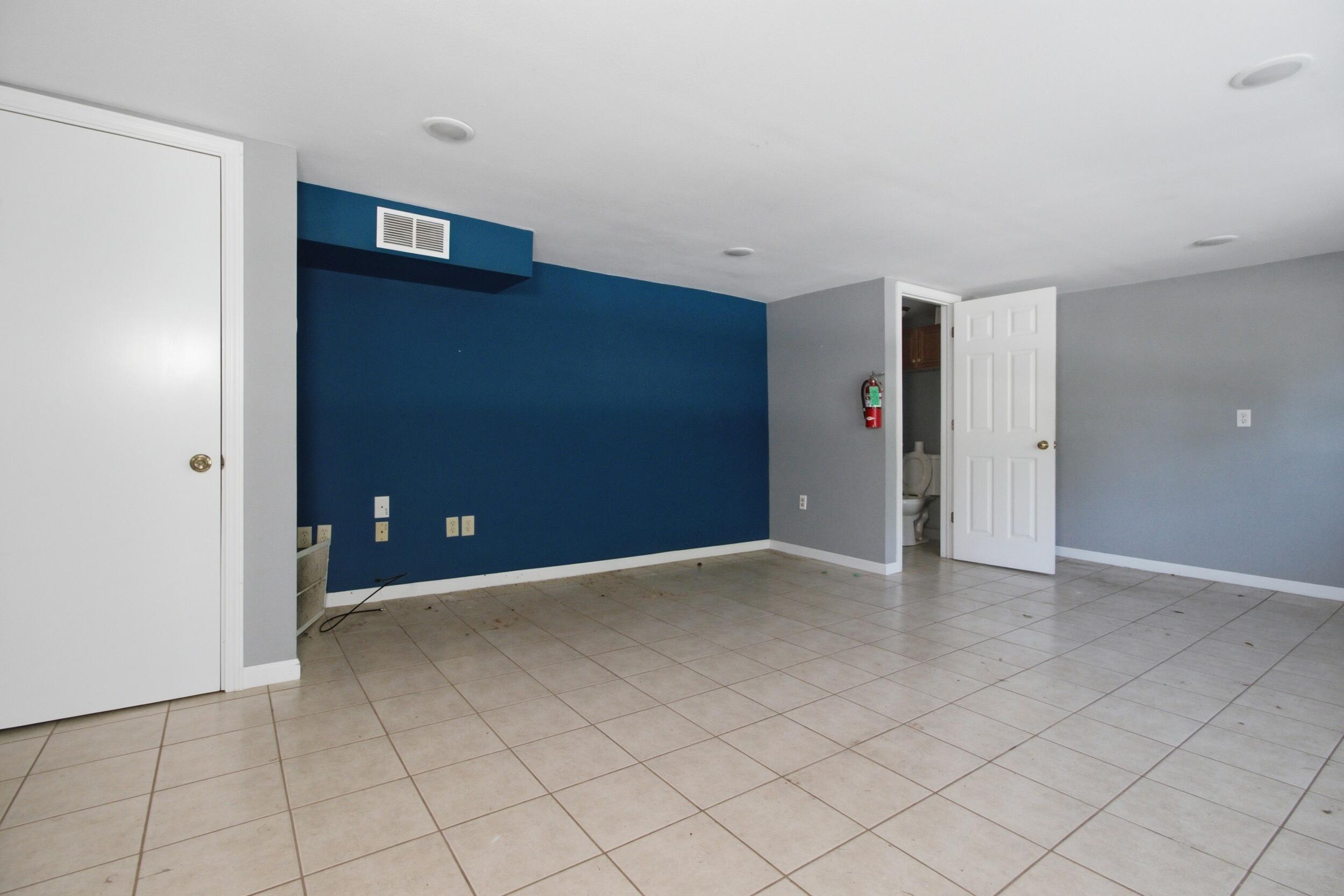 902 South Hill Street Property Photo 8