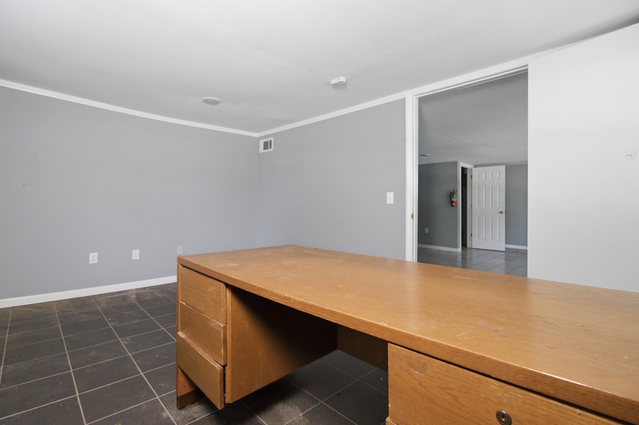 902 South Hill Street Property Photo 11
