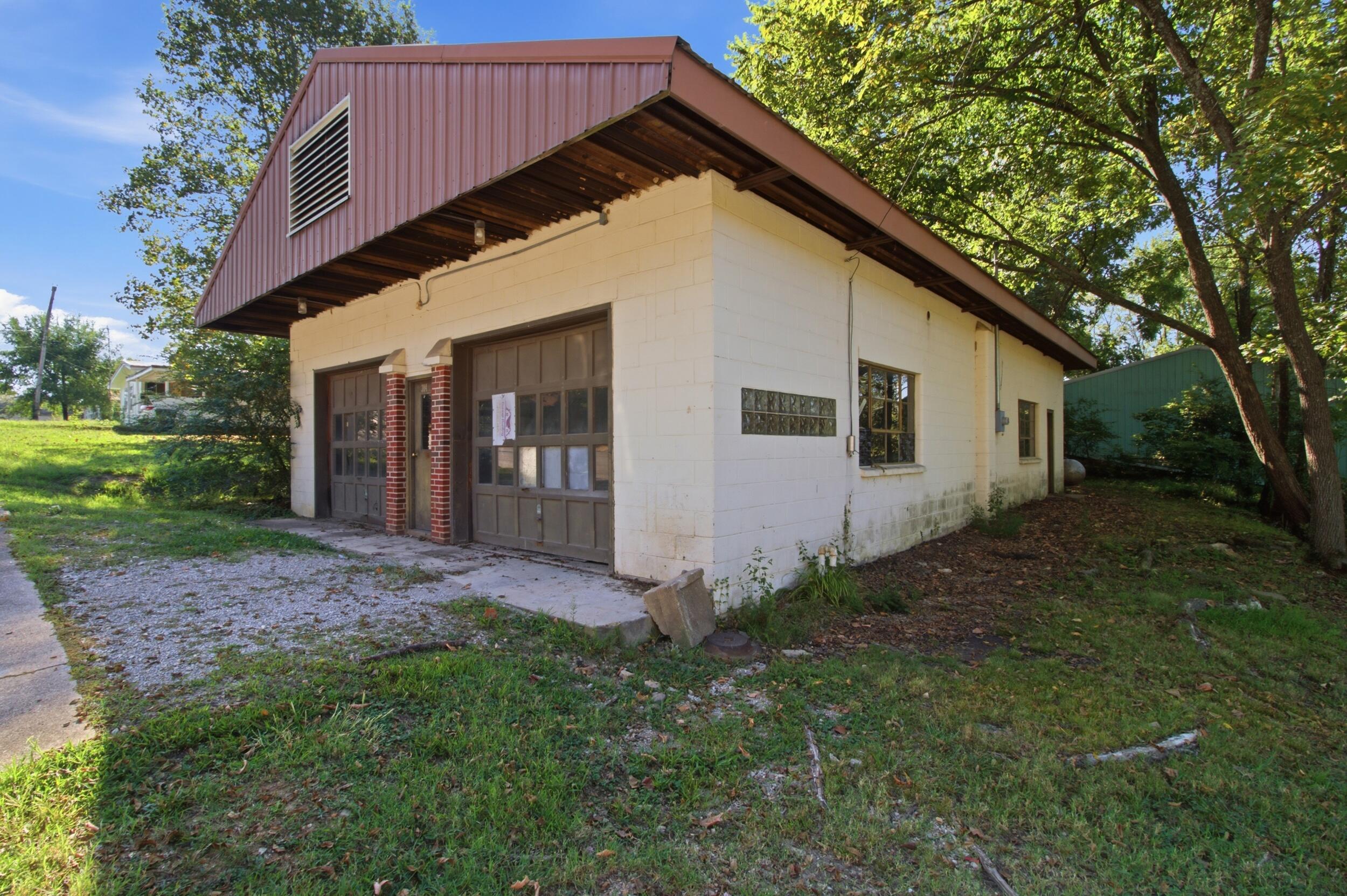 902 South Hill Street Property Photo 13