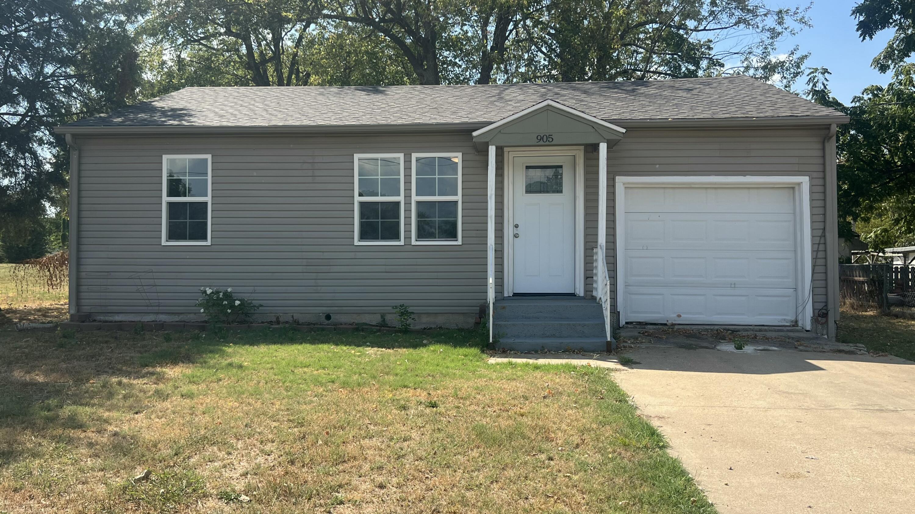 905 South Griffith Avenue Property Photo 1