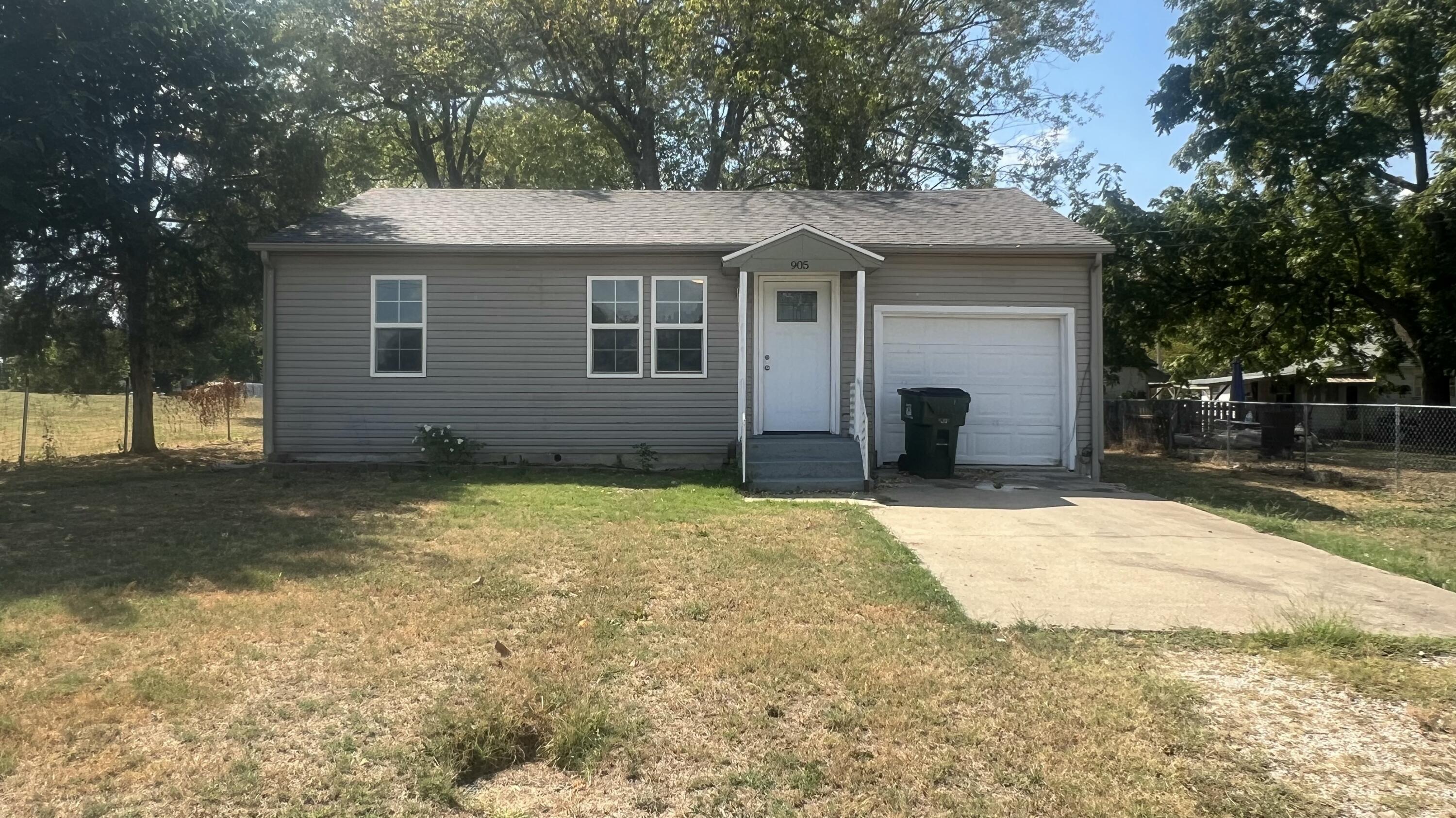 905 South Griffith Avenue Property Photo 2