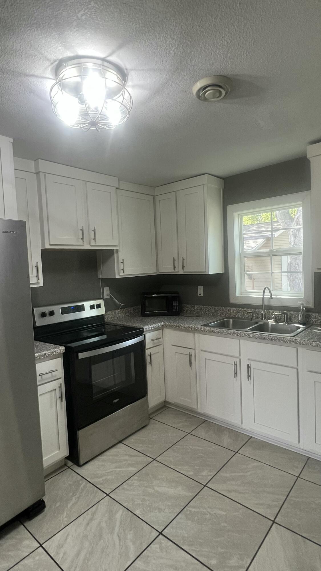 905 South Griffith Avenue Property Photo 6