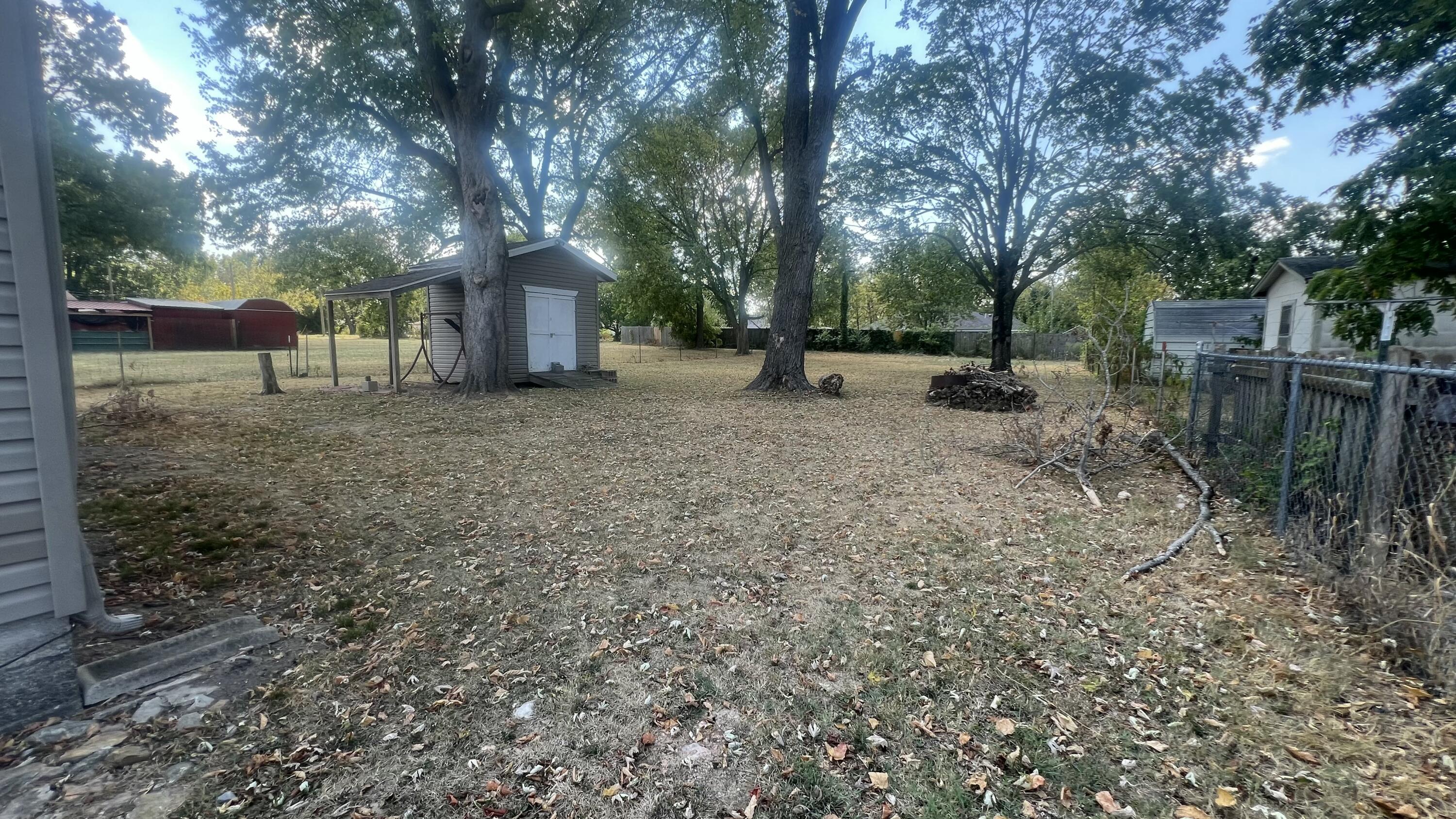 905 South Griffith Avenue Property Photo 18