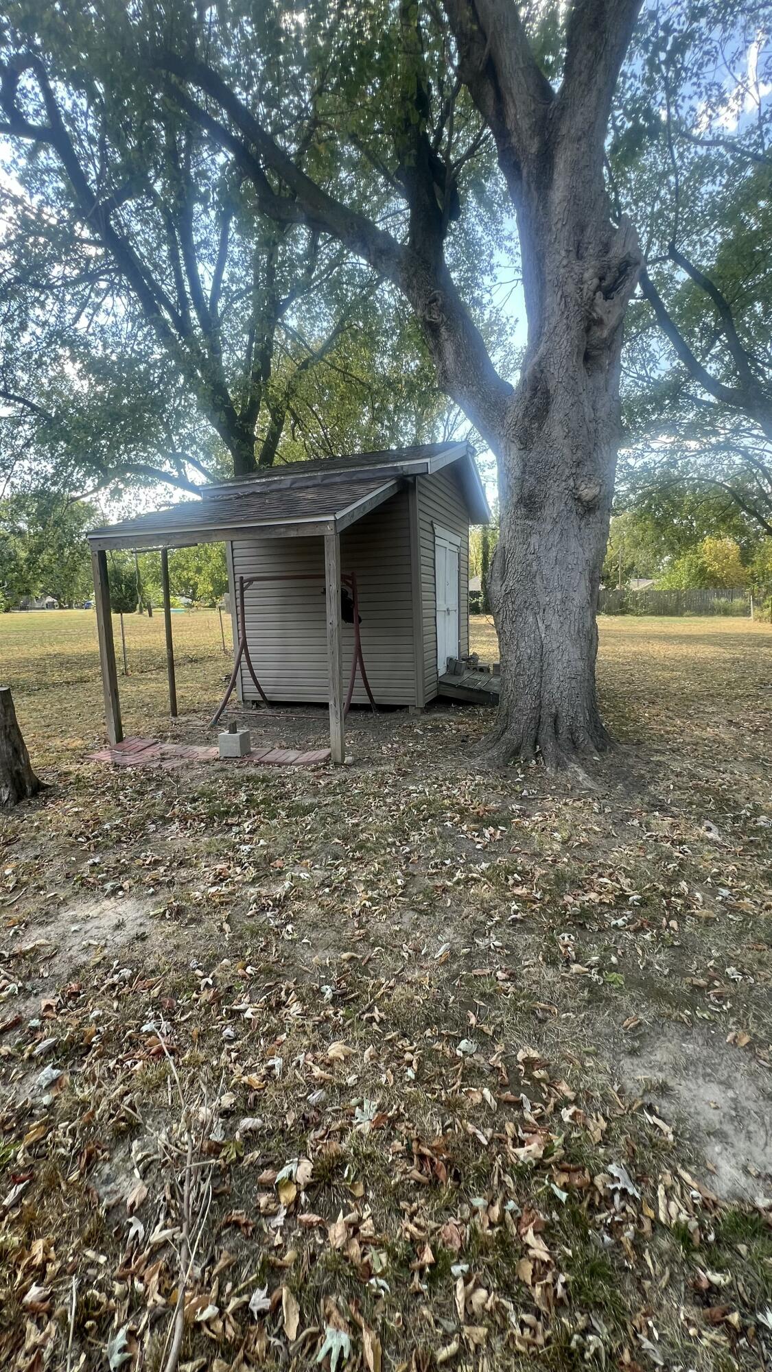 905 South Griffith Avenue Property Photo 19