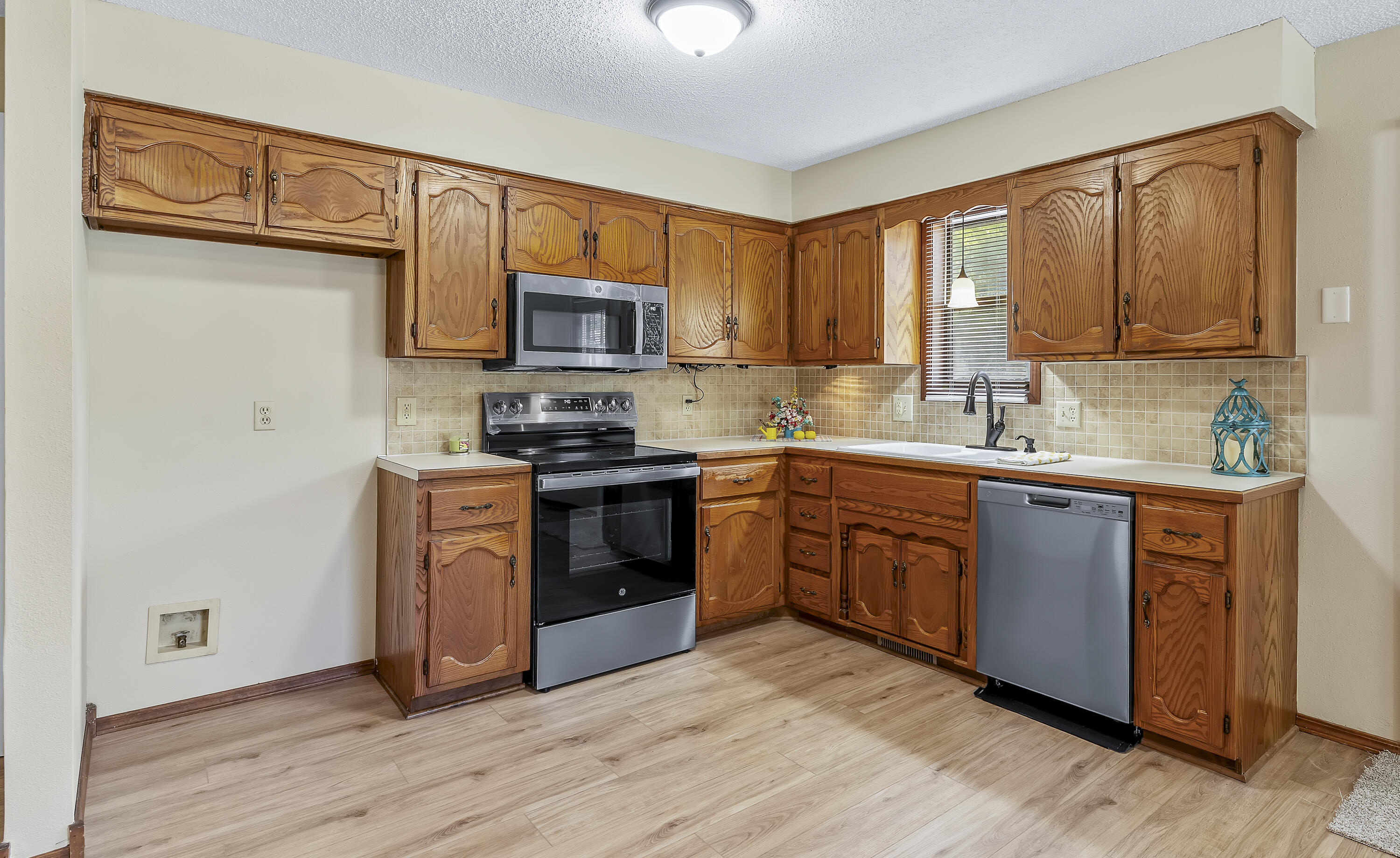 400 East Elm Street Property Photo 12