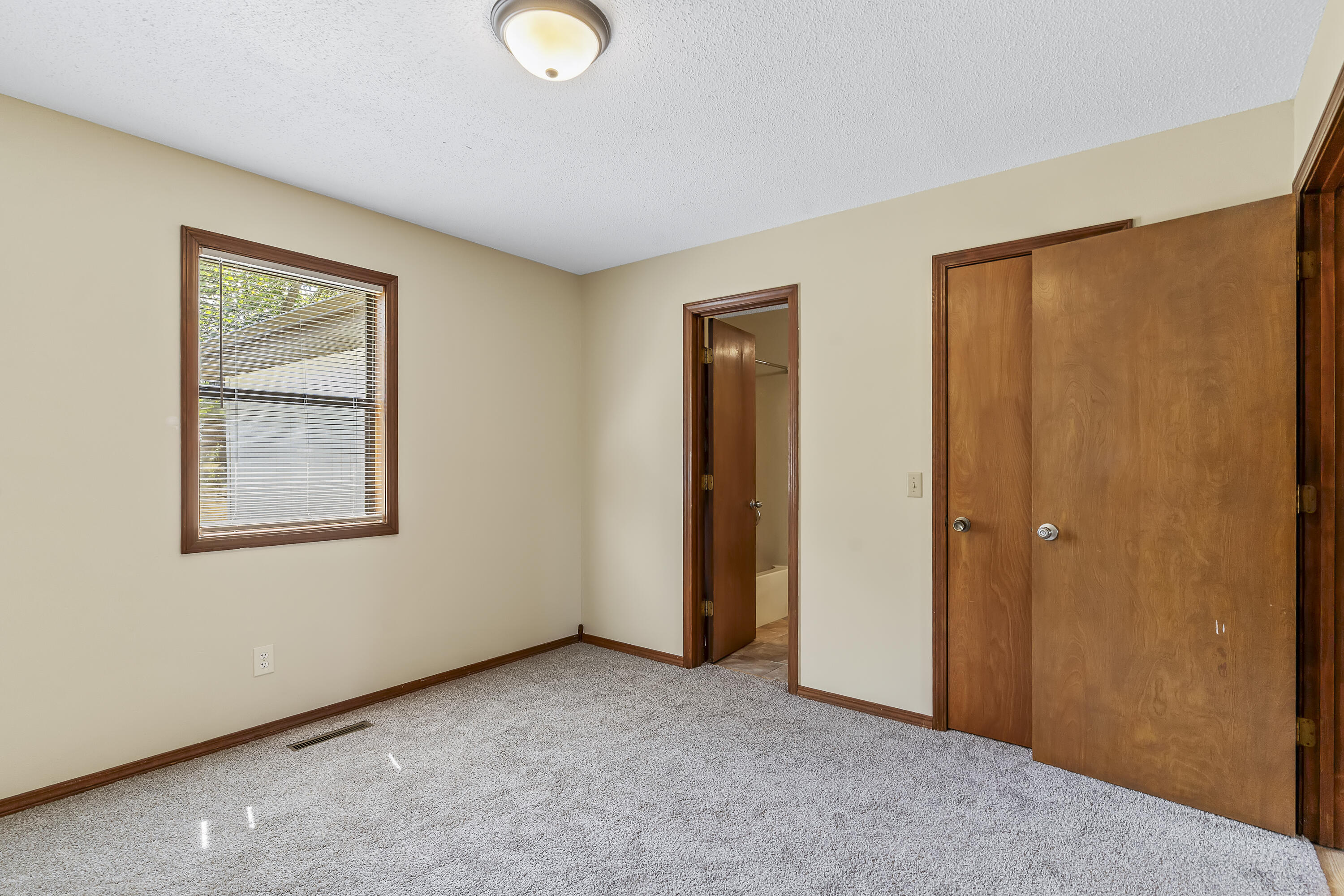 400 East Elm Street Property Photo 17