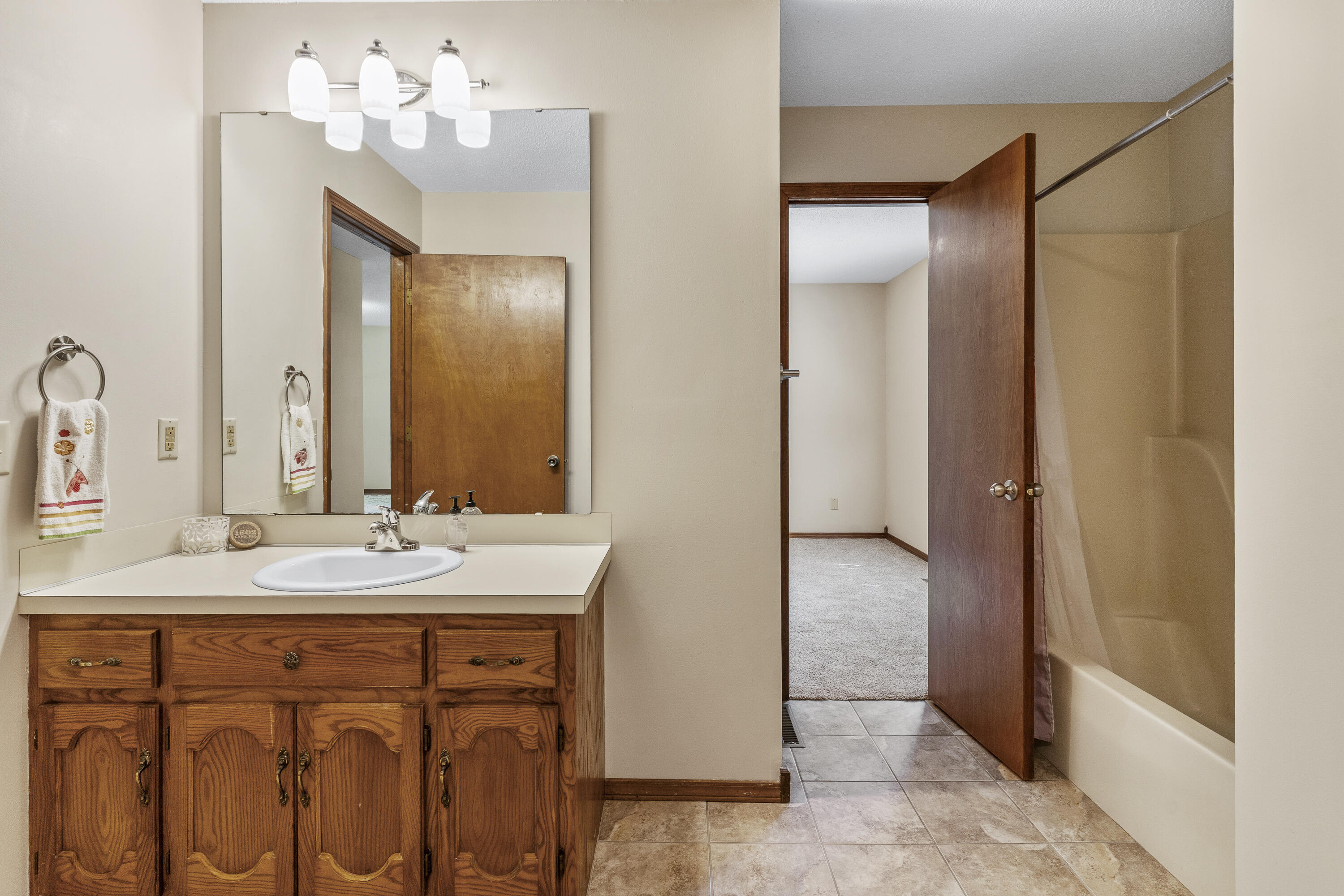 400 East Elm Street Property Photo 19