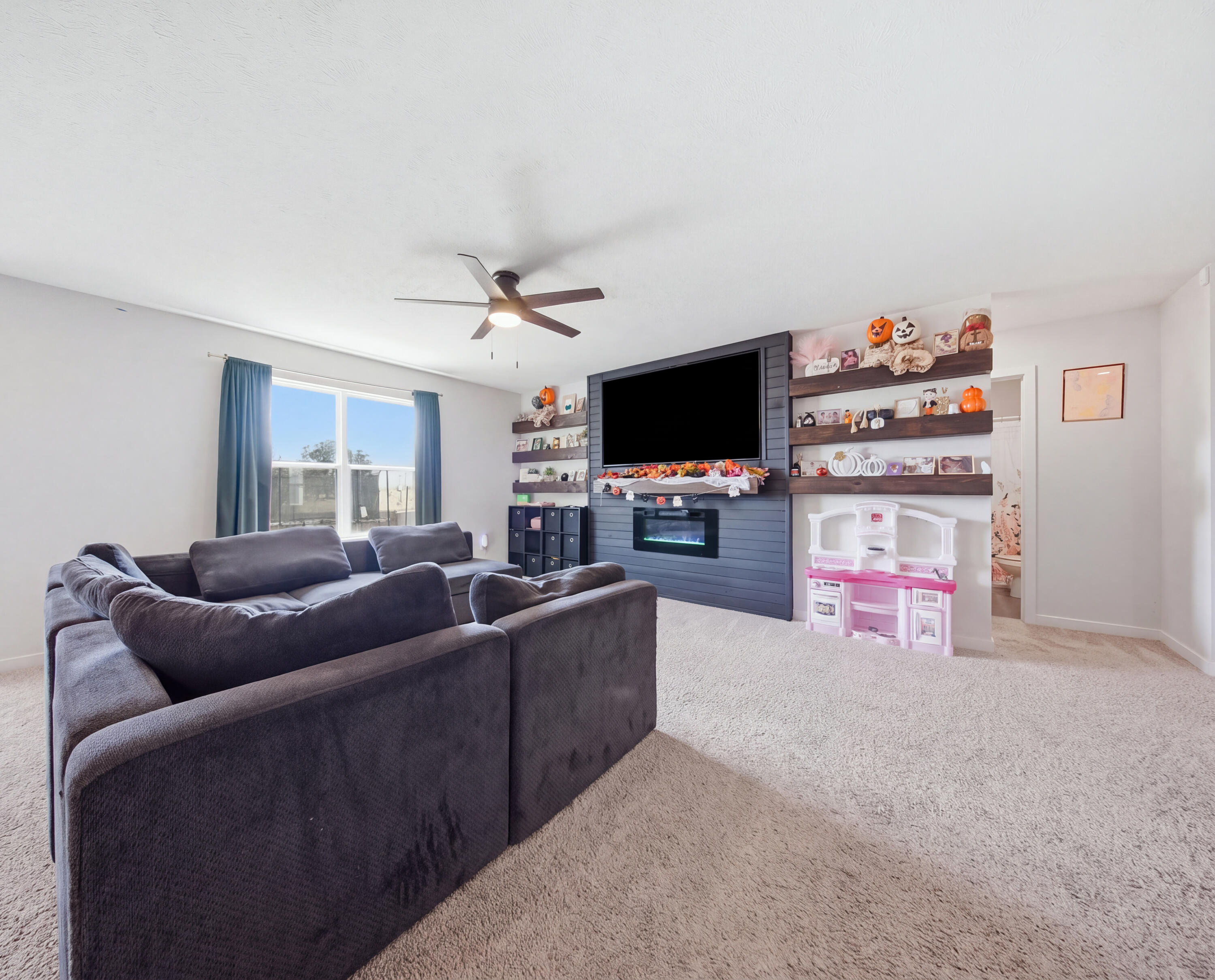 472 West Ledgestone Drive Property Photo 9