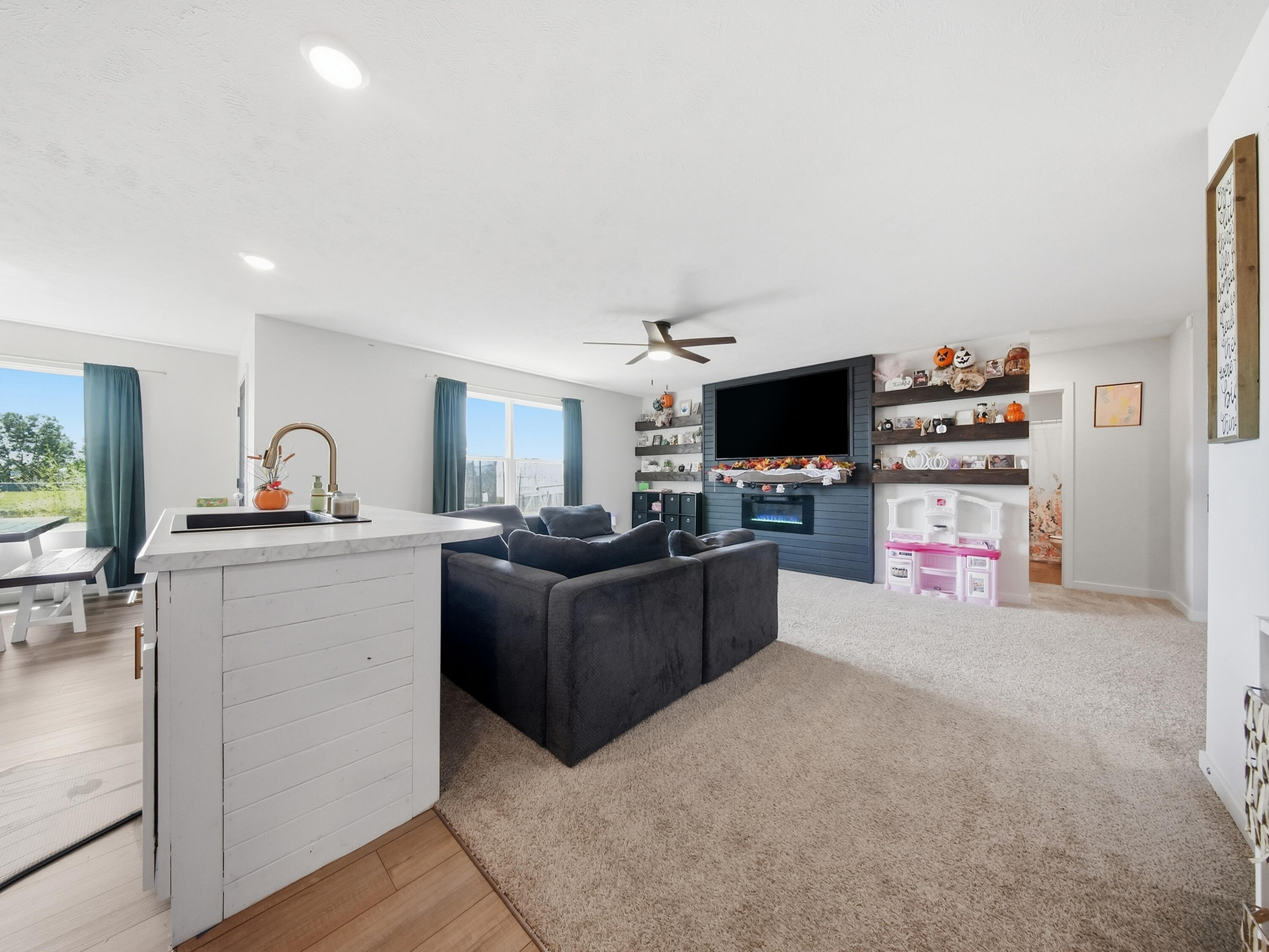 472 West Ledgestone Drive Property Photo 10