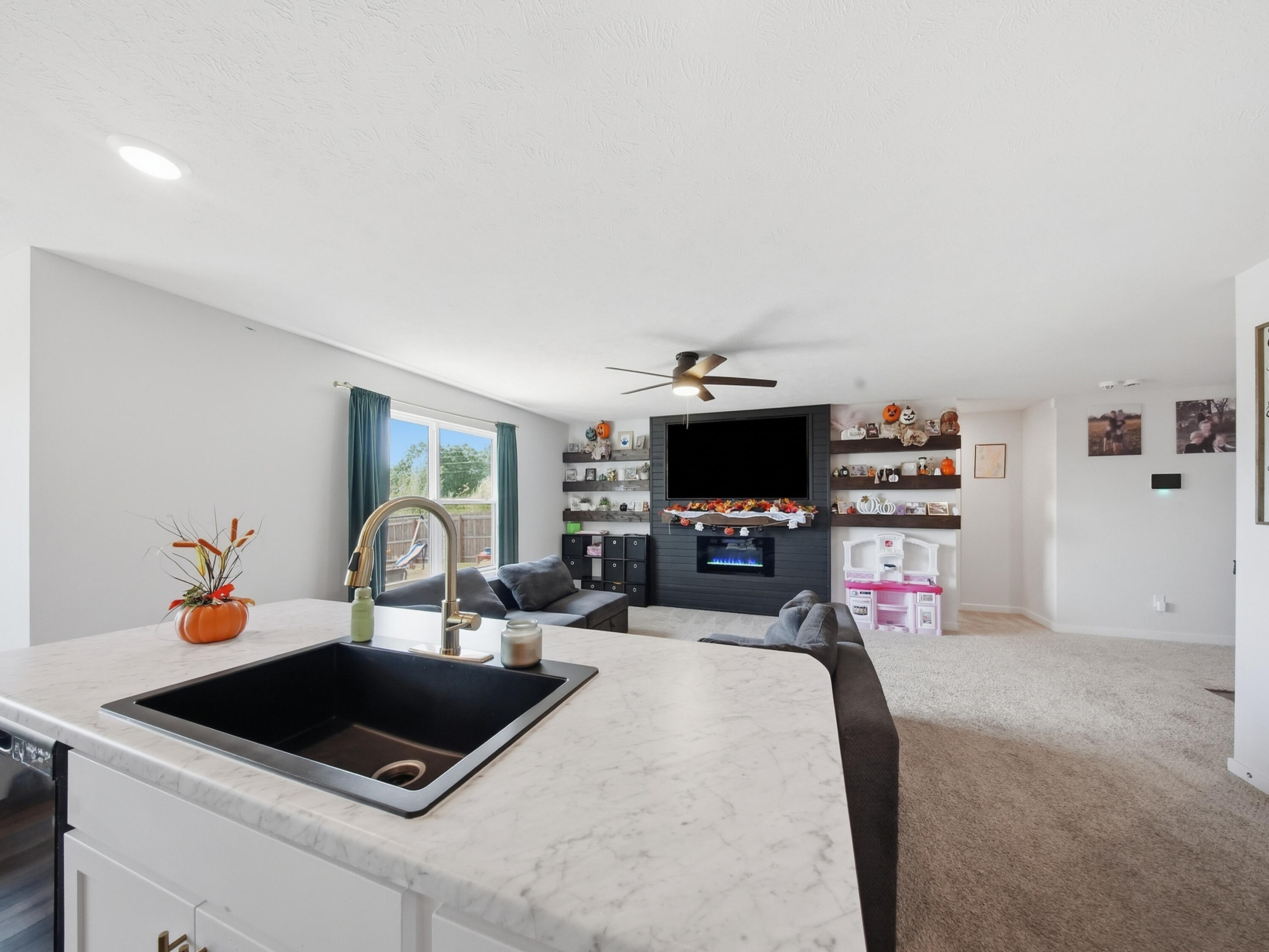 472 West Ledgestone Drive Property Photo 16
