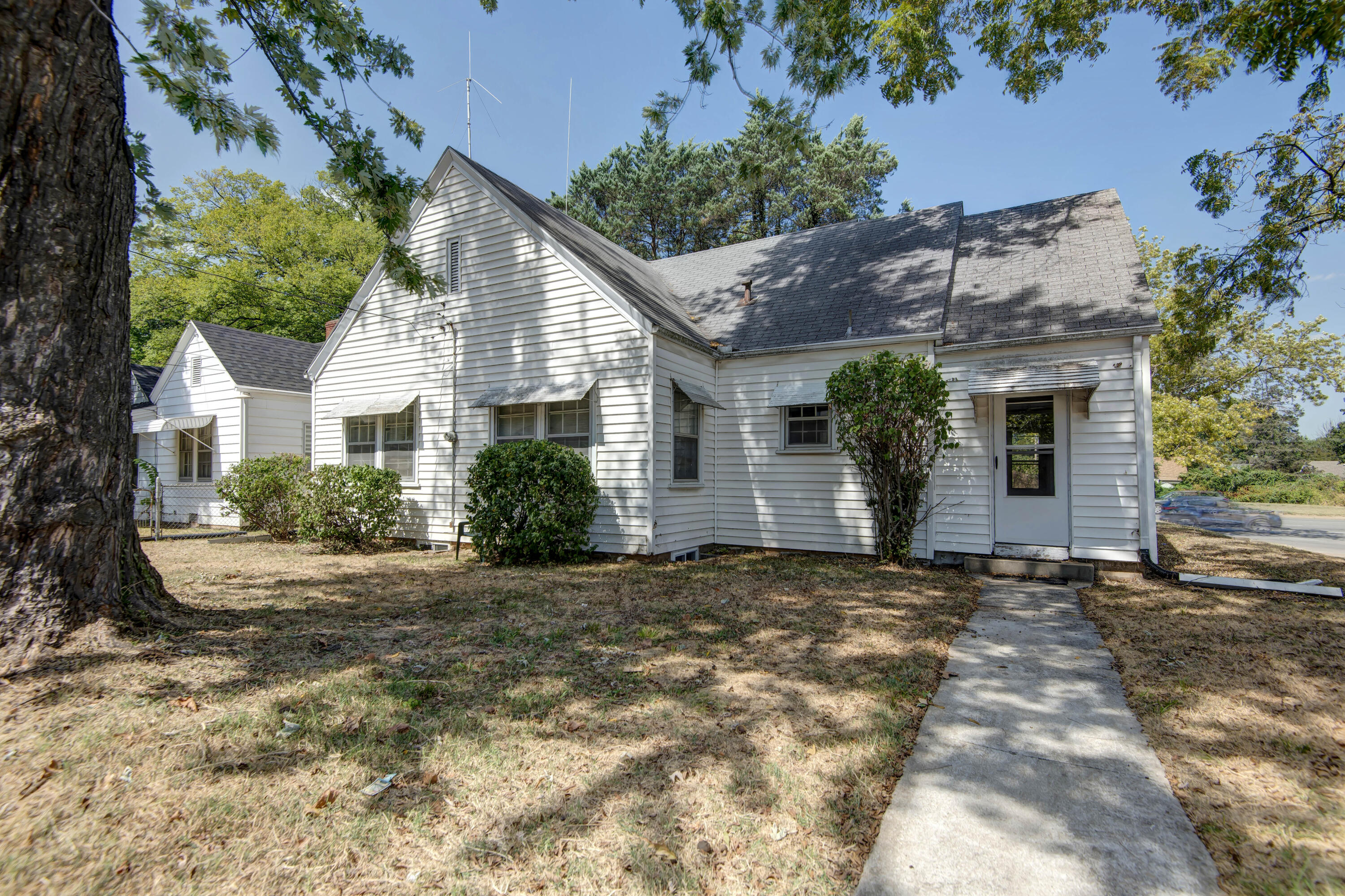 1126 East Sunshine Street Property Photo 3