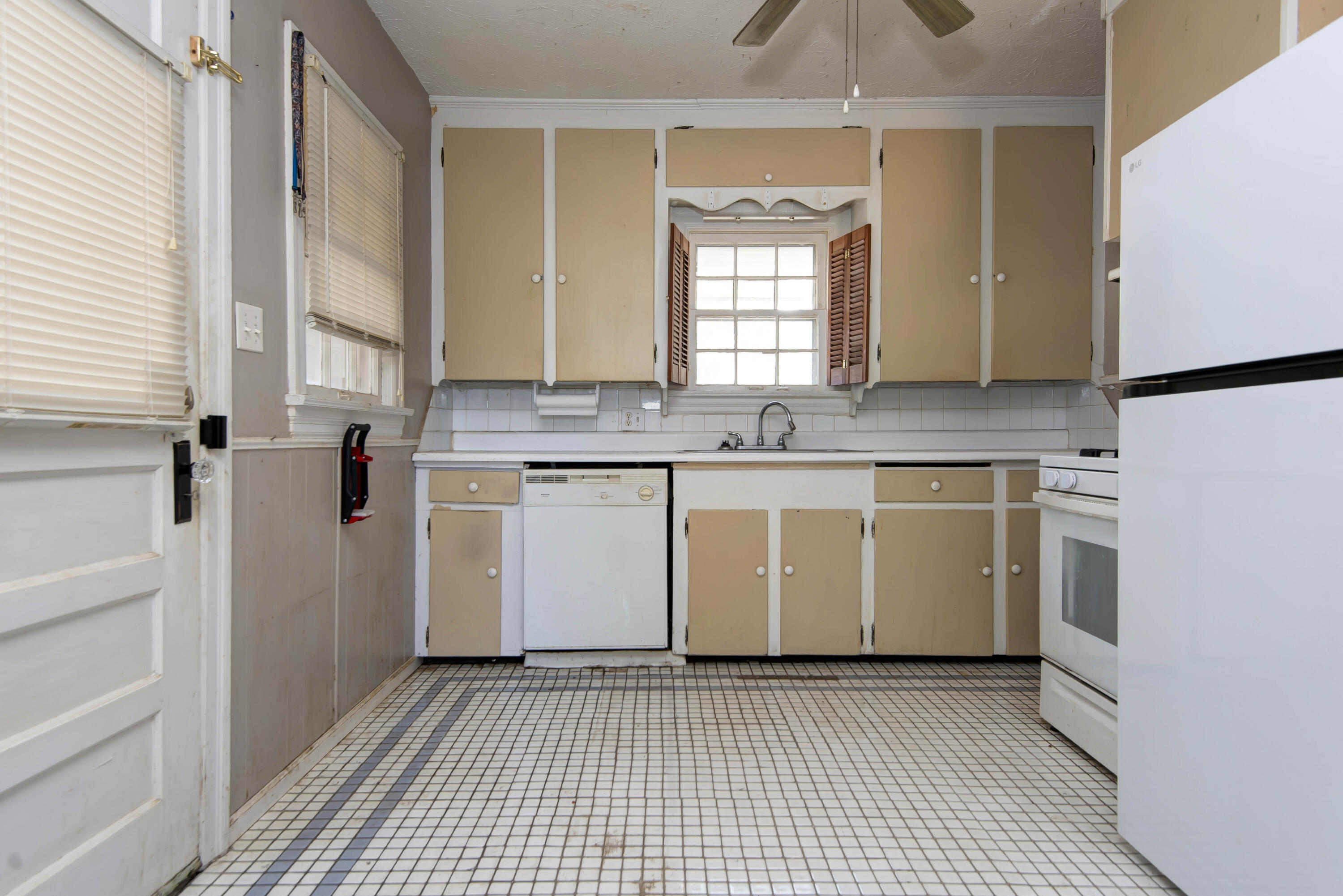 1126 East Sunshine Street Property Photo 5