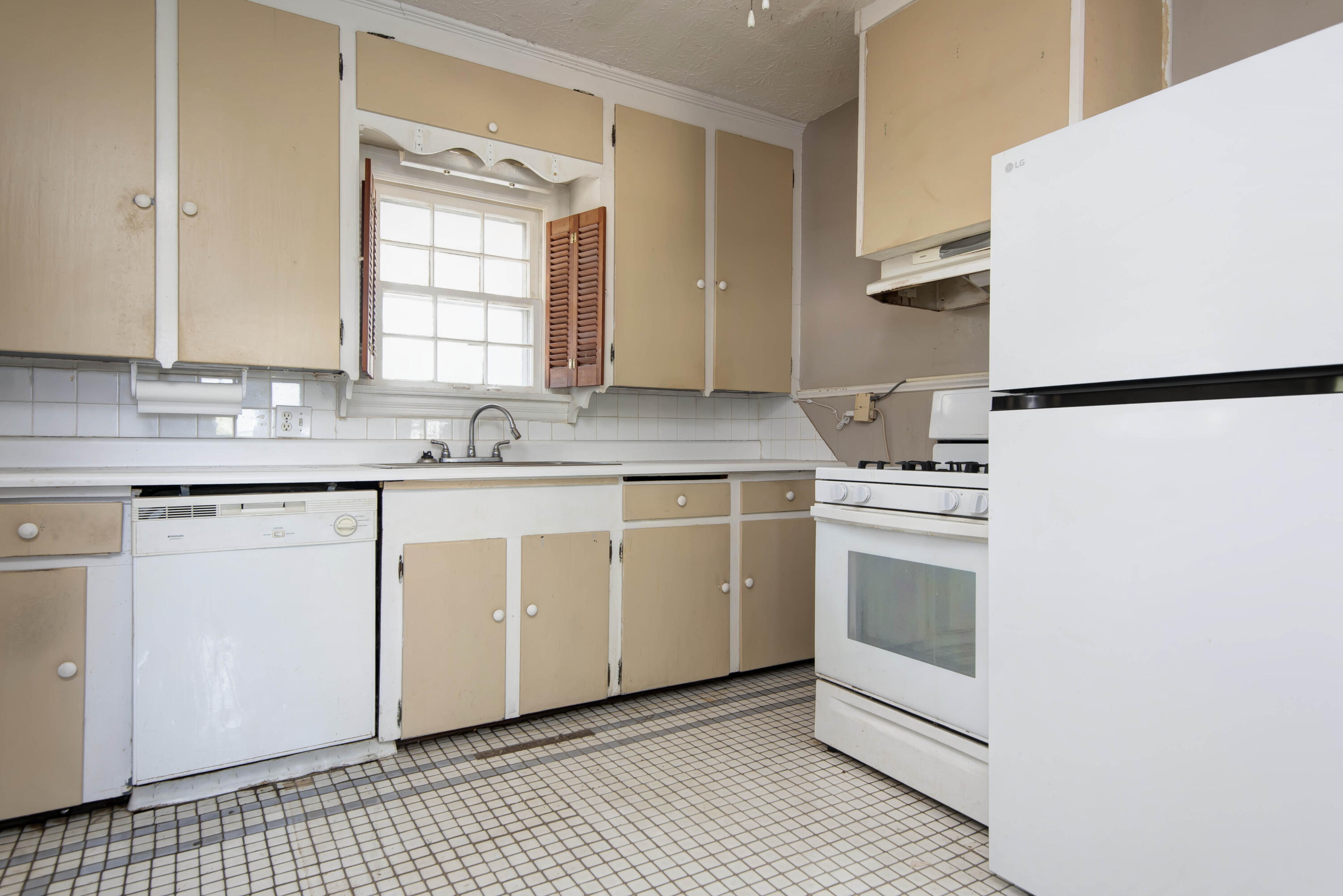 1126 East Sunshine Street Property Photo 6
