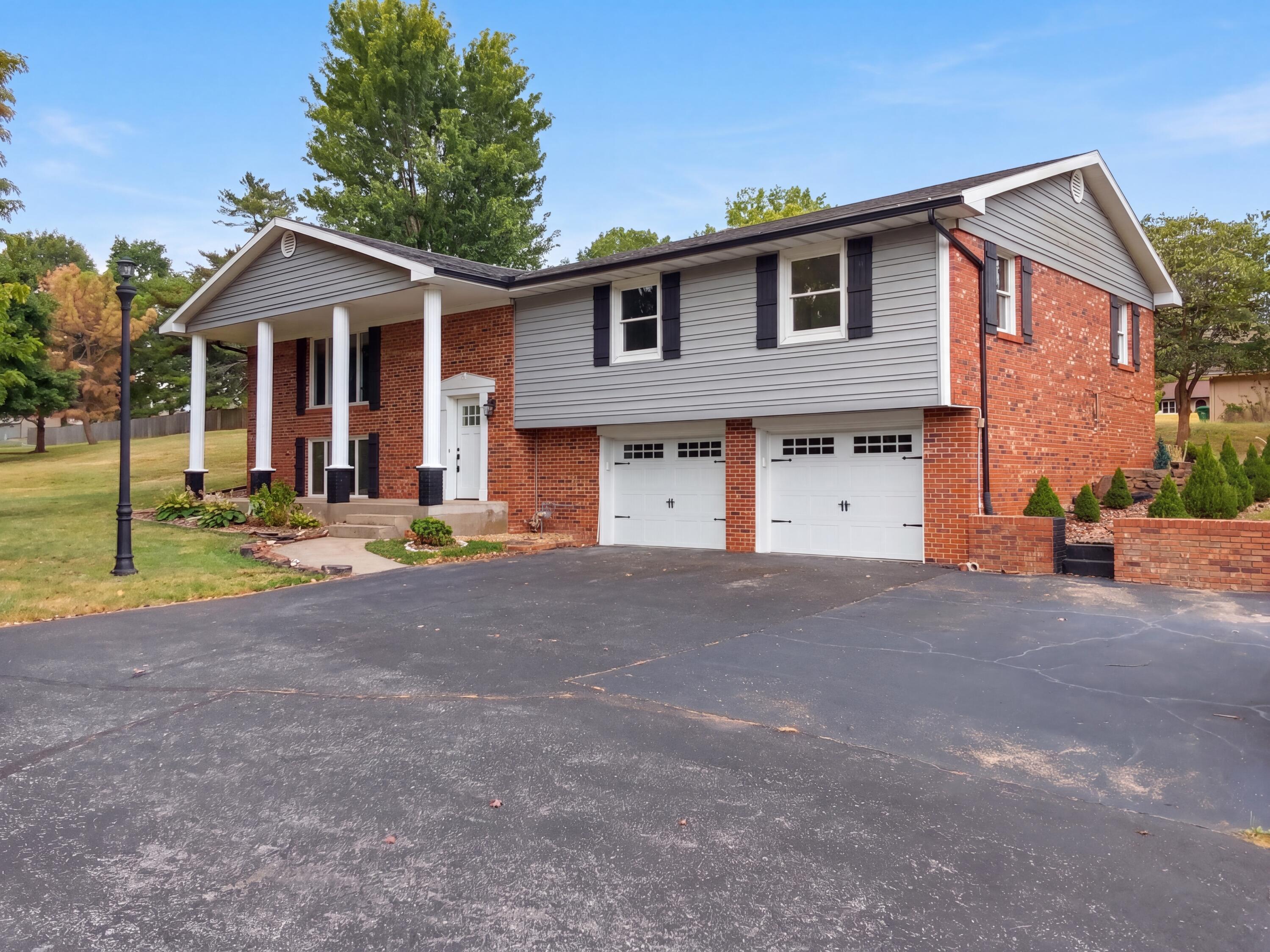624 Oak Grove Avenue Property Photo 1