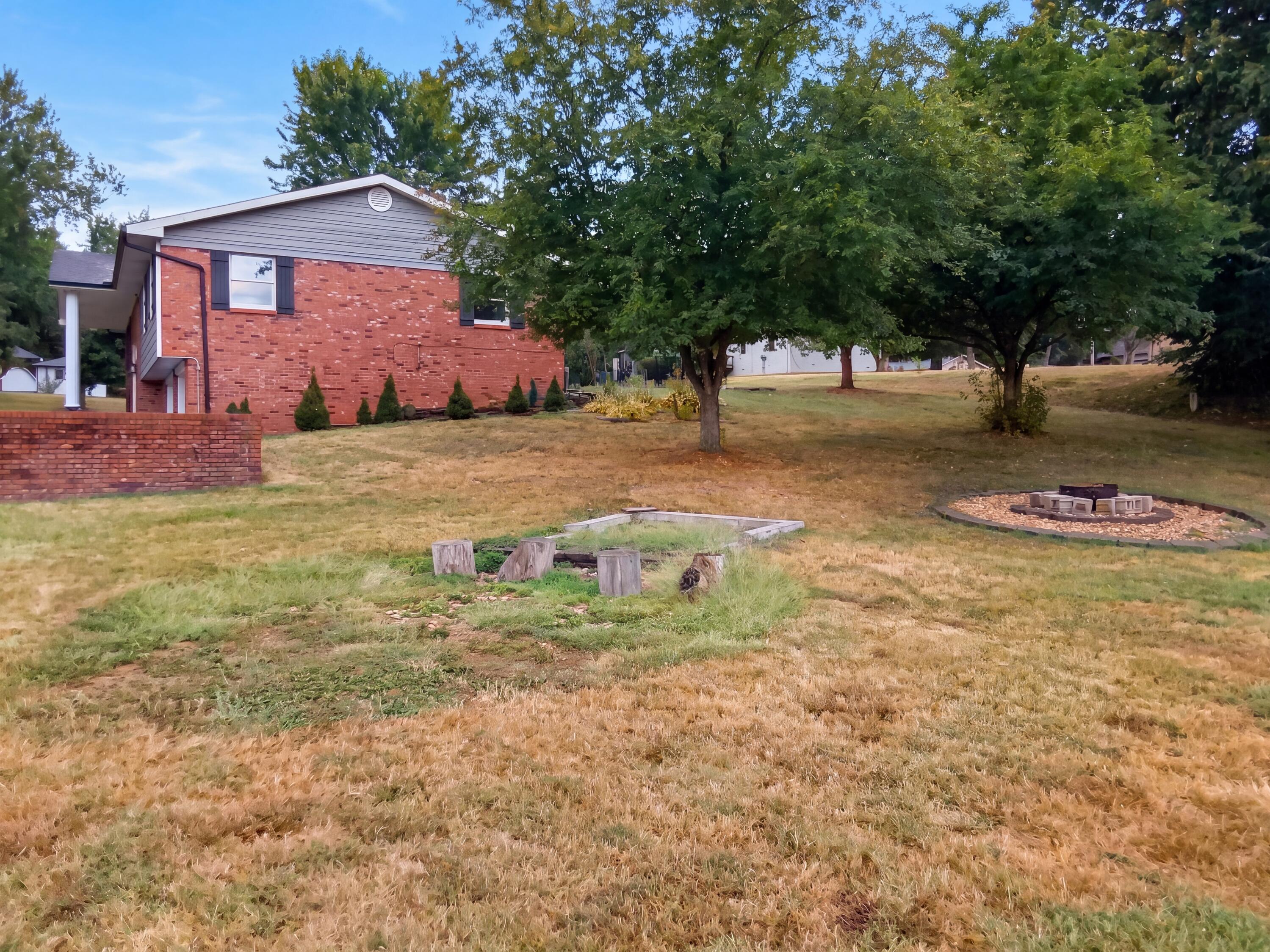 624 Oak Grove Avenue Property Photo 5