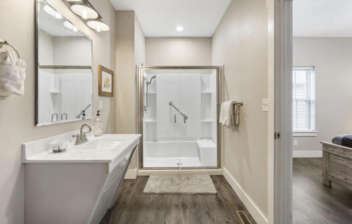 270 Chateau Cove Drive Property Photo 17