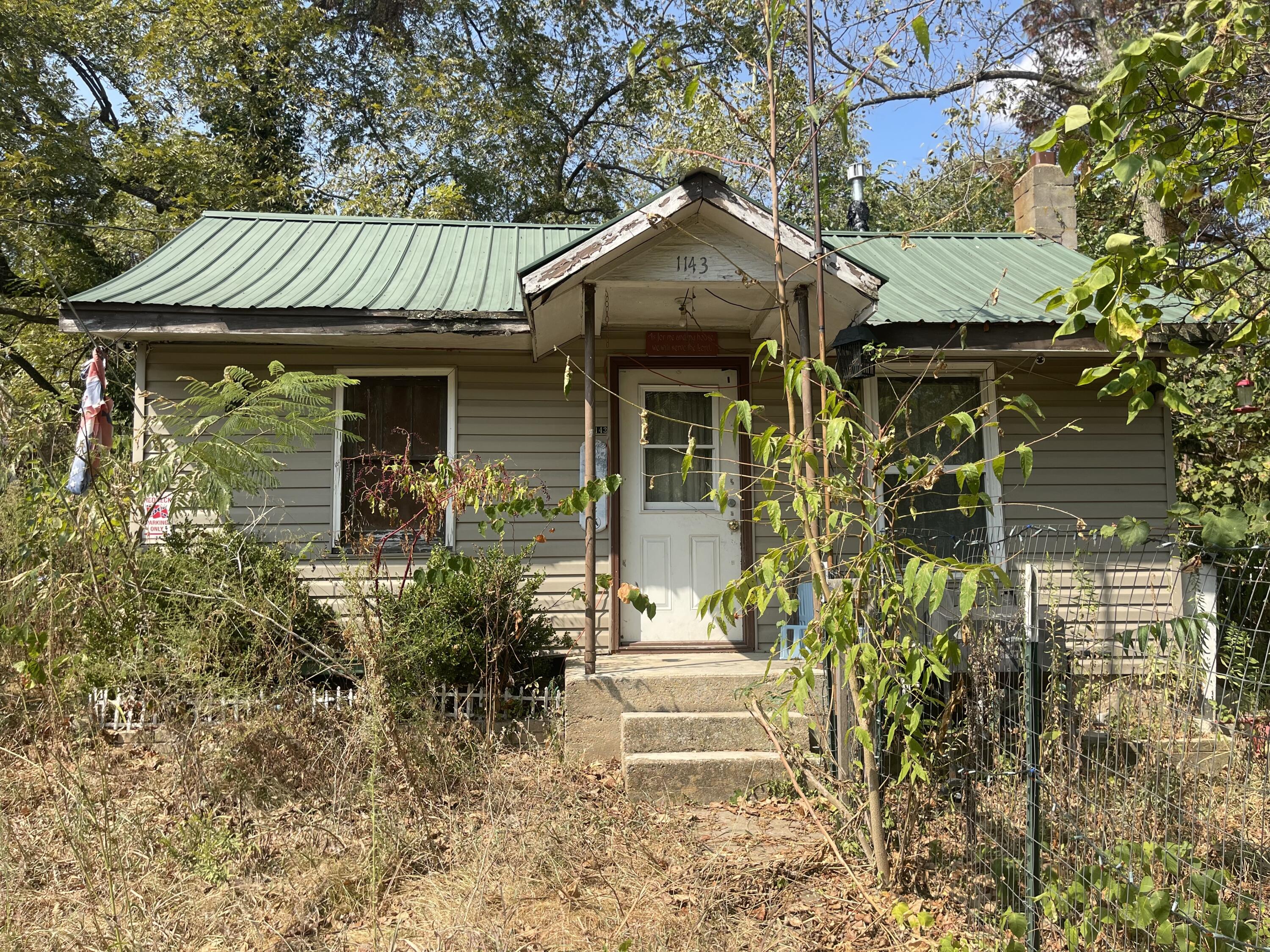 1143 North Oakland Avenue Property Photo 1