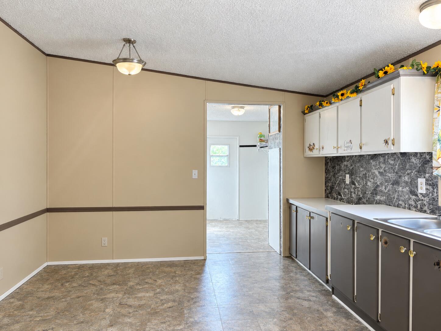 143 East Ella Street Property Photo 15