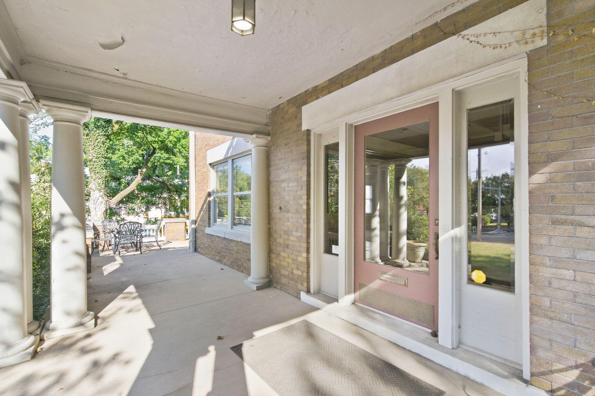 1201 East Walnut Street Property Photo 4