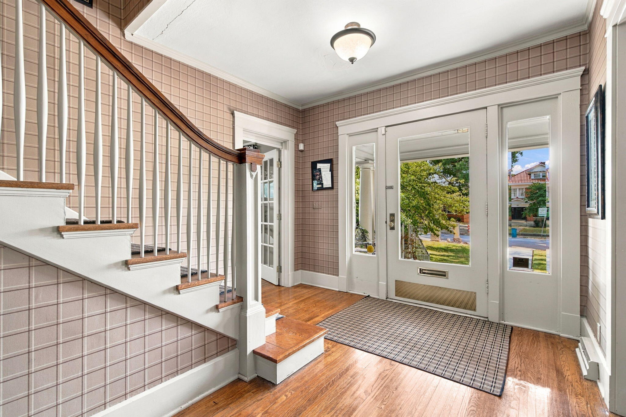 1201 East Walnut Street Property Photo 6