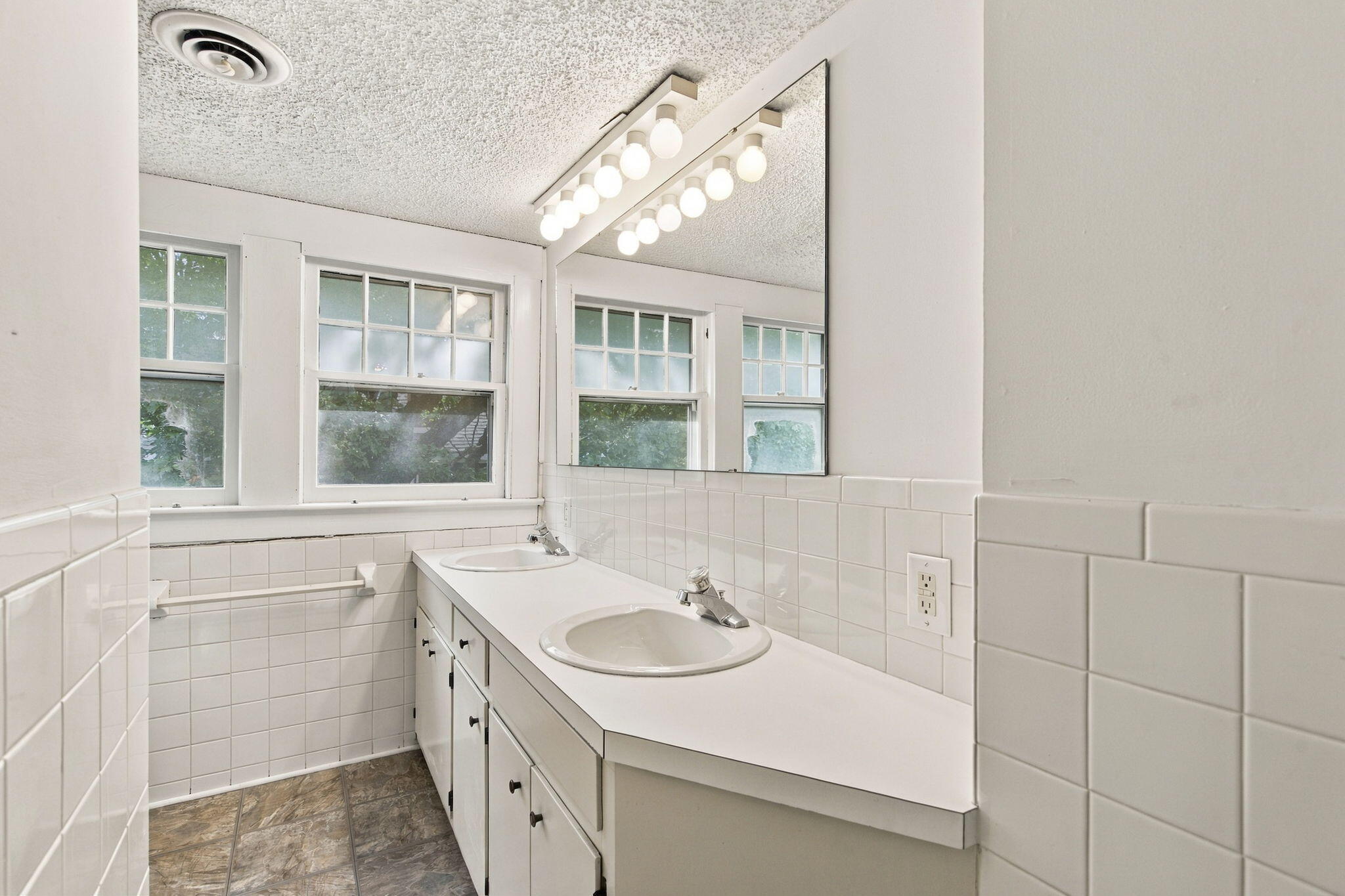 1201 East Walnut Street Property Photo 37