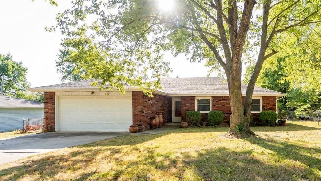 225 North Pringle Avenue Property Photo 1