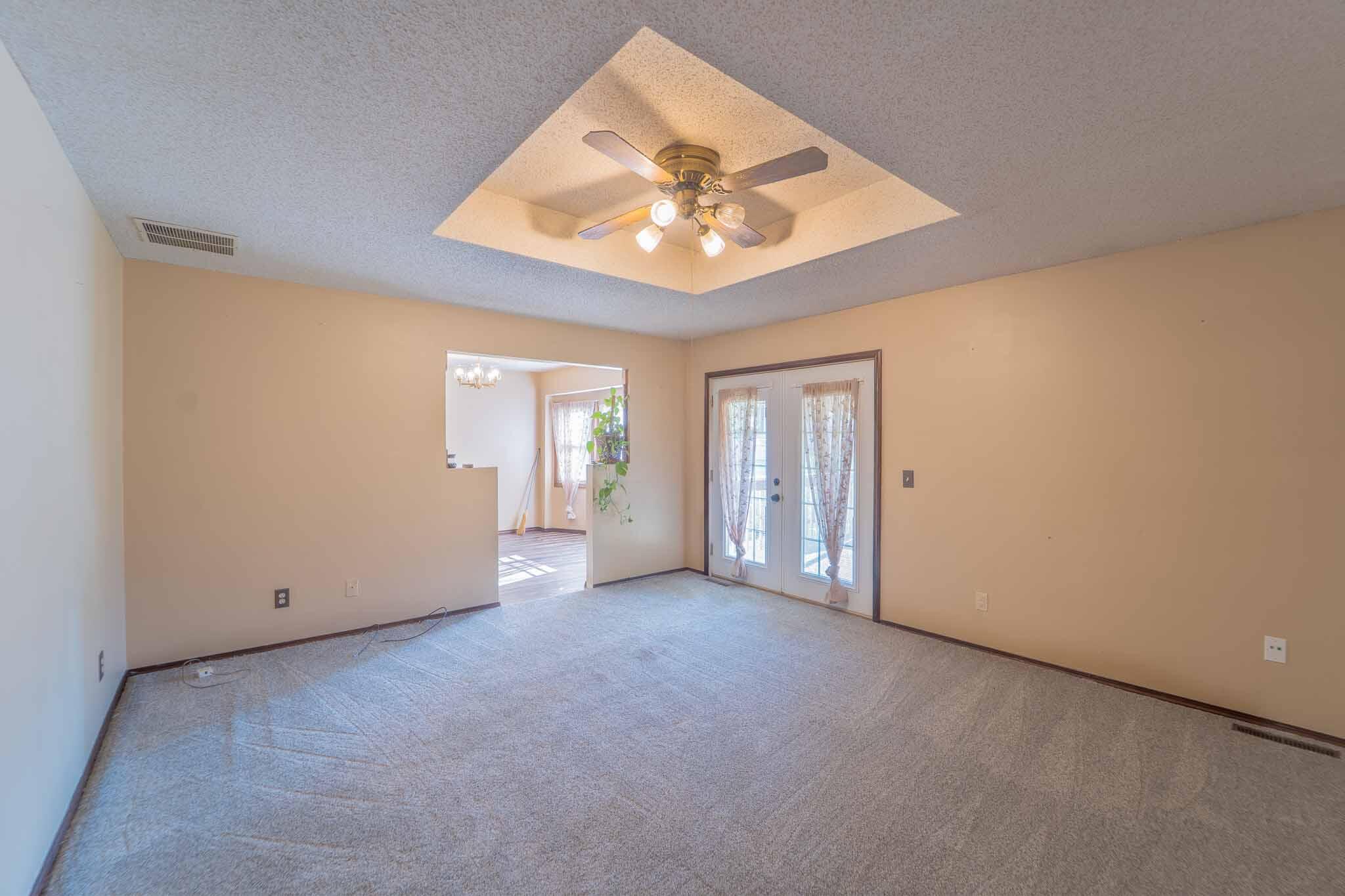 225 North Pringle Avenue Property Photo 3